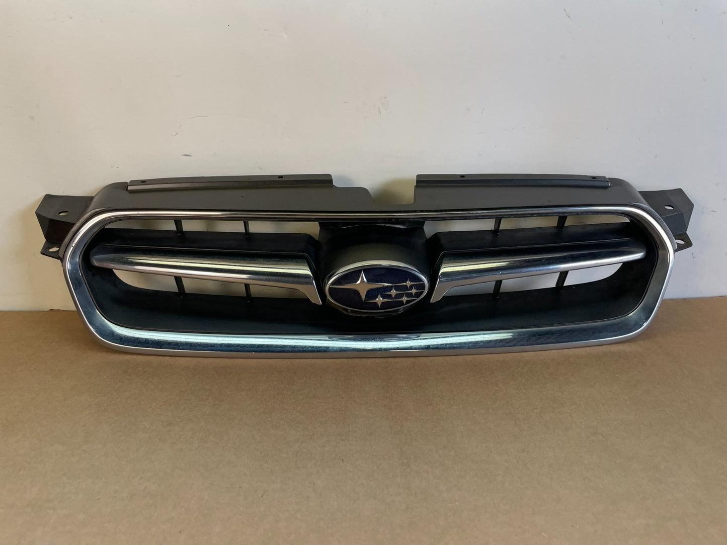 2004 to 2007 Subaru Legacy Front Upper Grille Grill AF8528 DG0