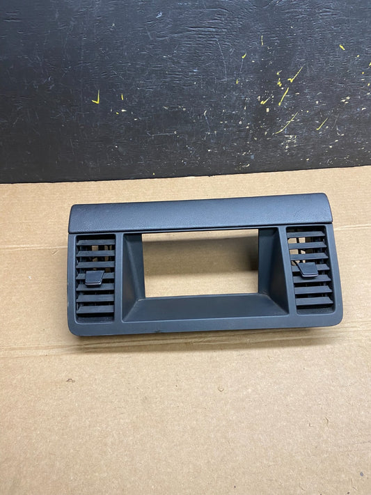 2003-2007 Nissan Murano Radio Center Console Display Bezel Air Vent OEM W6429 DG0