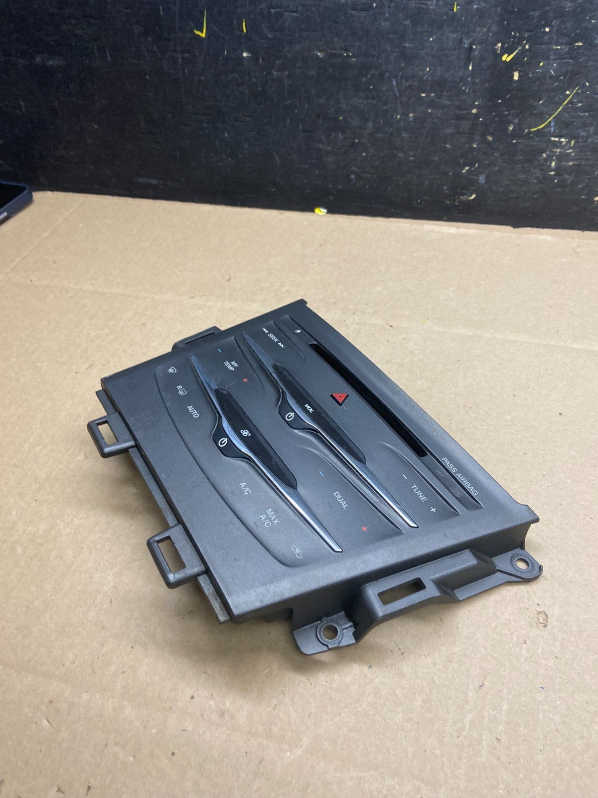 2013 to 2019 Lincoln MKT OEM Radio Dual Climate Control Panel OEM  t9147 DG2