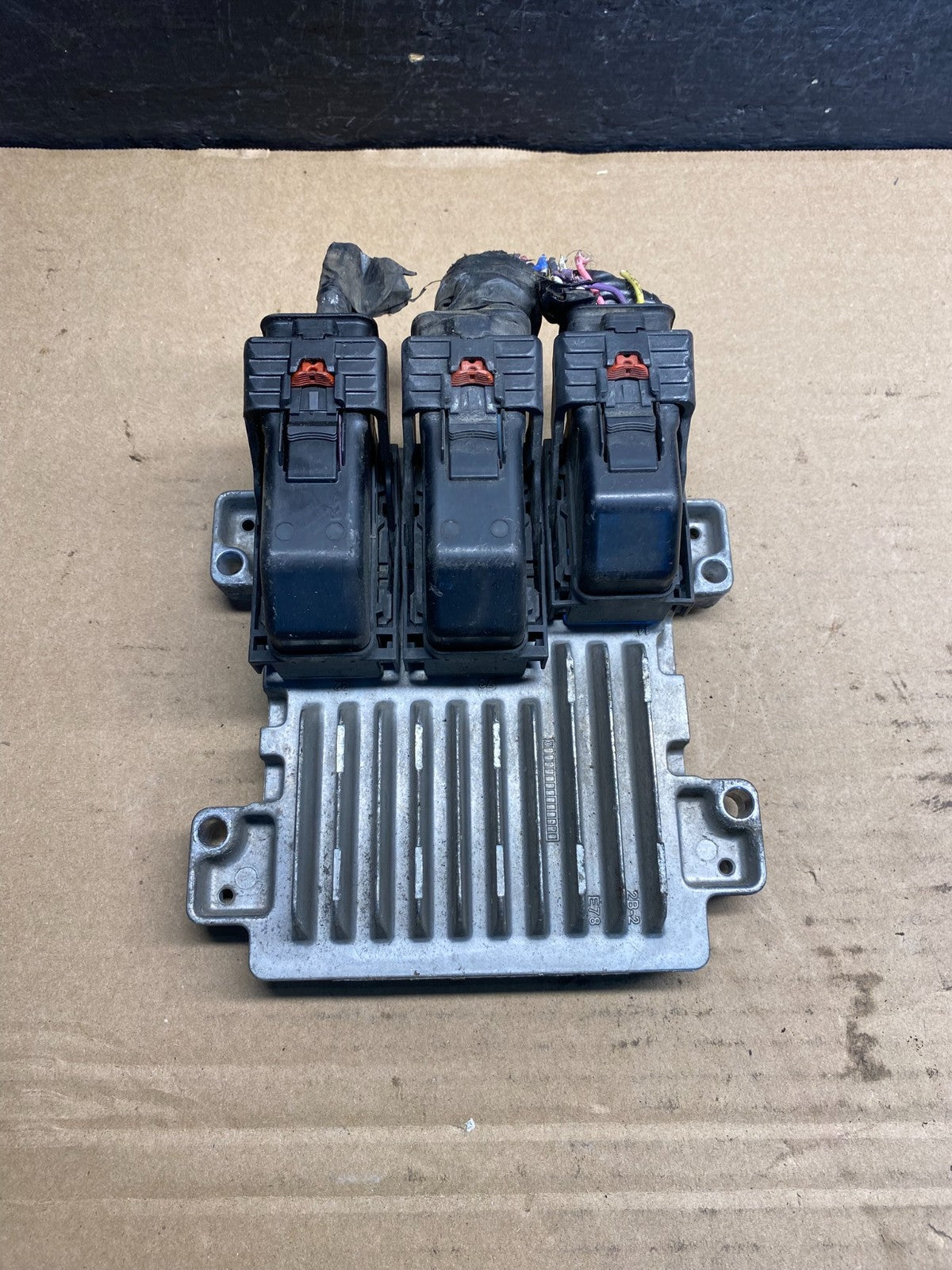 2010 to 2013 Chevrolet Silverado Yukon Engine Control Module ECM ECU AE2105 DW0