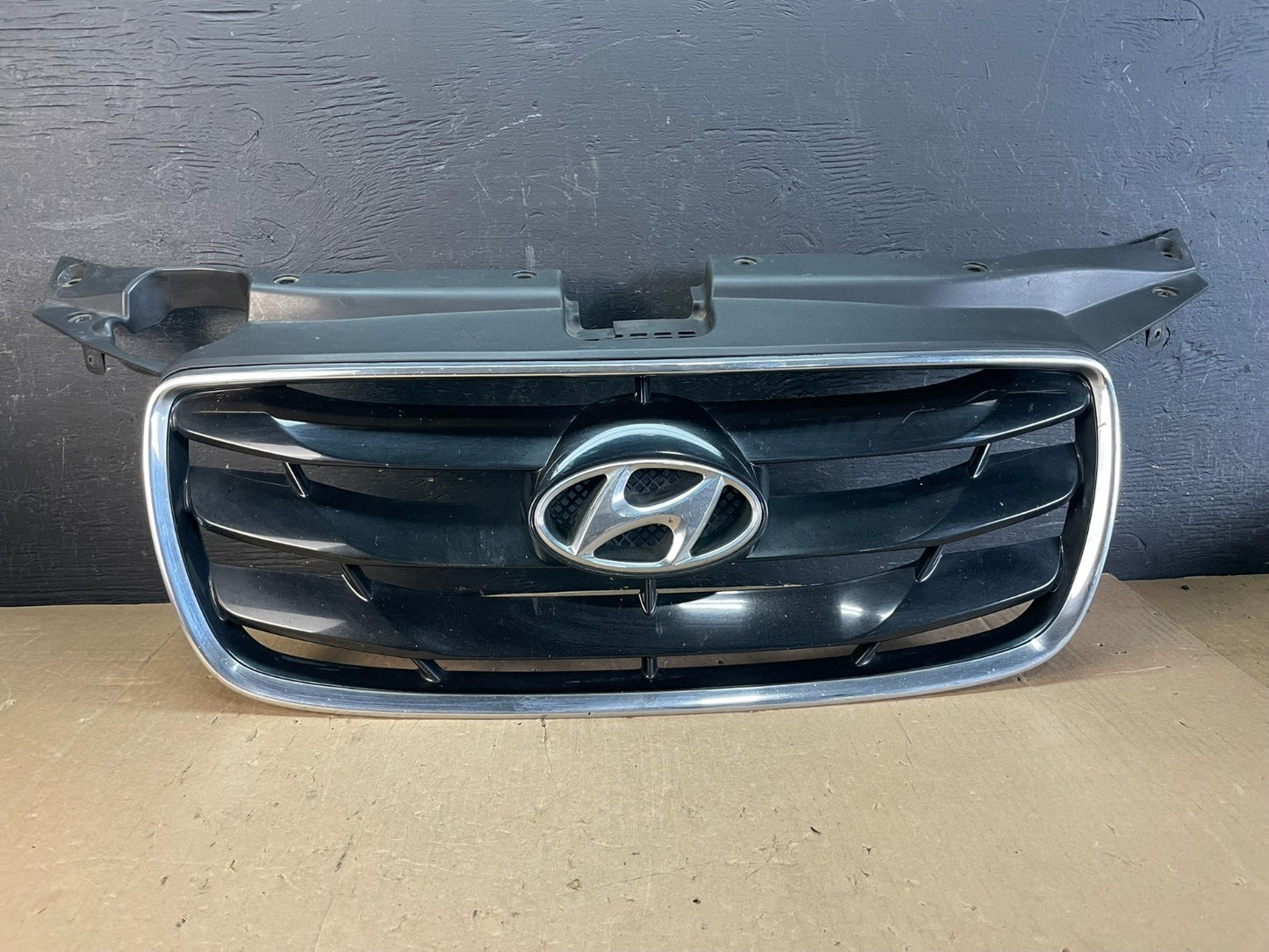 2010 to 2012 Hyundai Santa Fe Front Upper Grill Grille AD5863 DW0