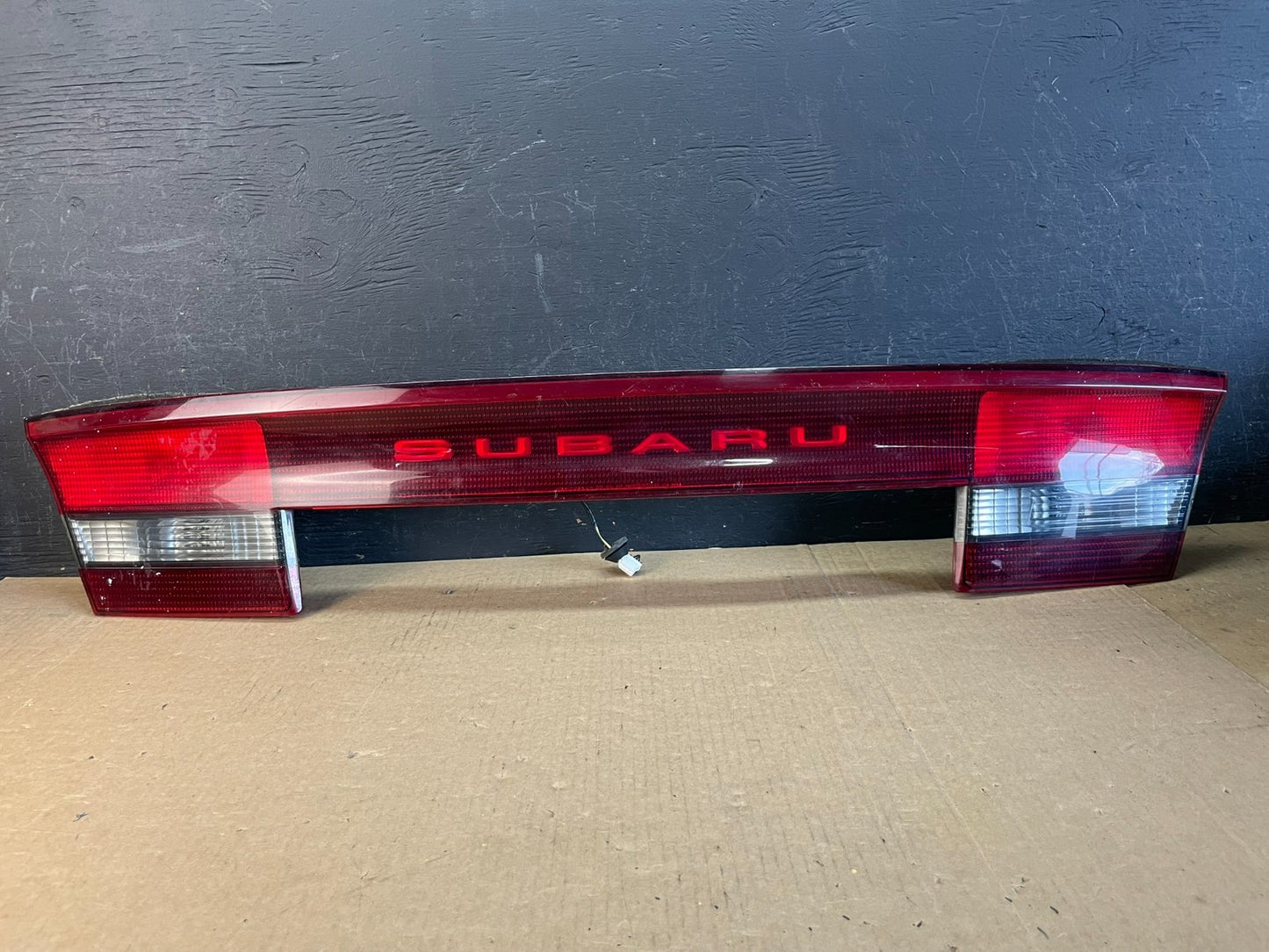 2000 to 2004 Subaru Legacy 4dr Sedan Trunk Center Tail Light Panel AD0283 DG0