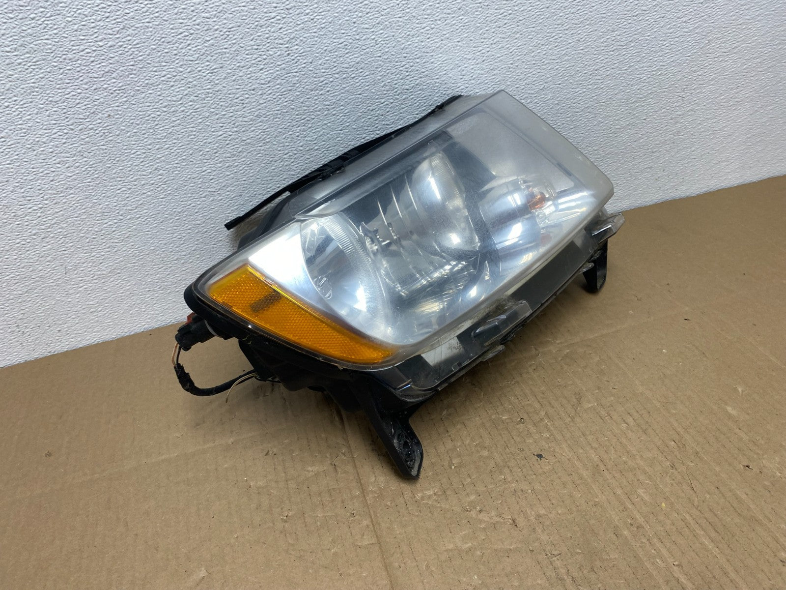 2011-2013 Jeep Grand Cherokee Right Passenger Halogen Headlight AB8152 DW2