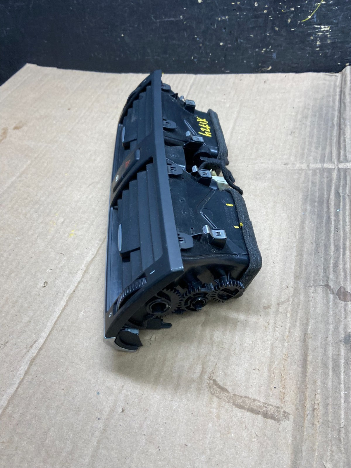 2007 to 2013 BMW X5 X6 Center Console Dash Air Vent OEM X1724 DG2