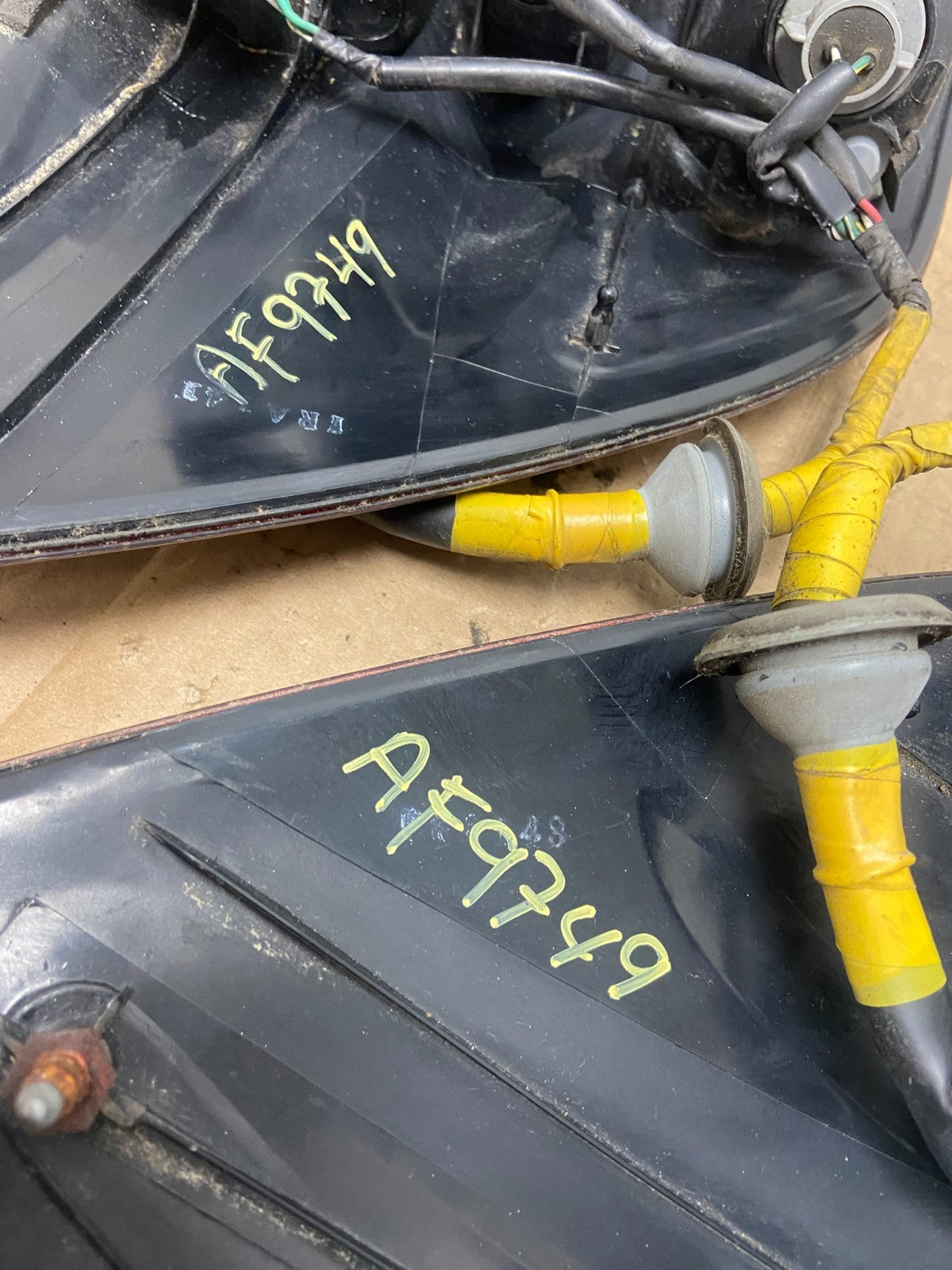 2001 to 2004 Toyota Sequoia Left+Right Side Tail Lights AF974911