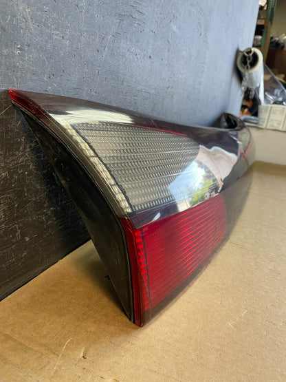 2002 - 2004 Subaru Outback Trunk Hatch Lid Tail Light Panel Center AD0128 DG2