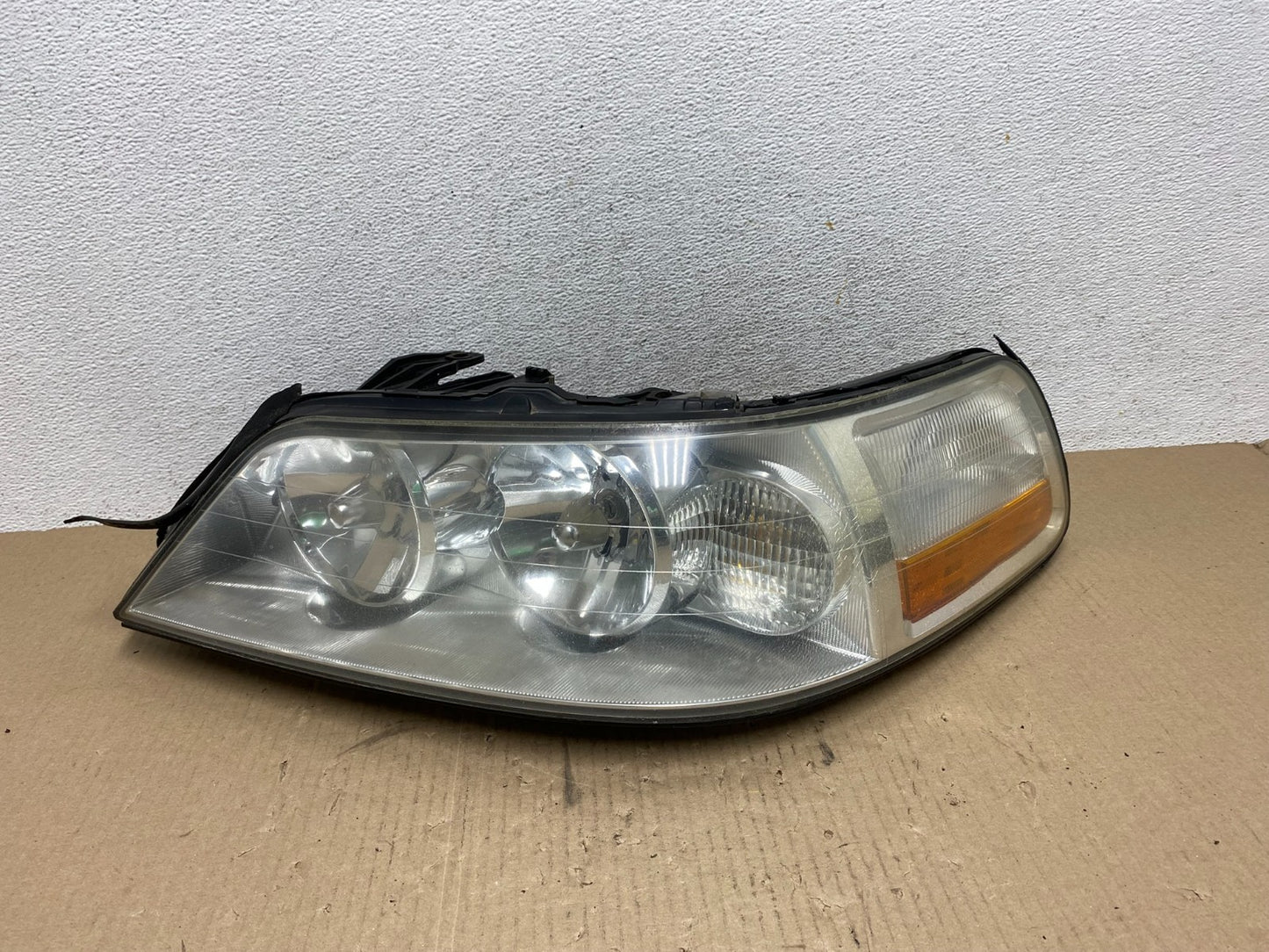 2005 to 2011 Lincoln Town Car Left Driver LH Side Headlight AE7025 DW0