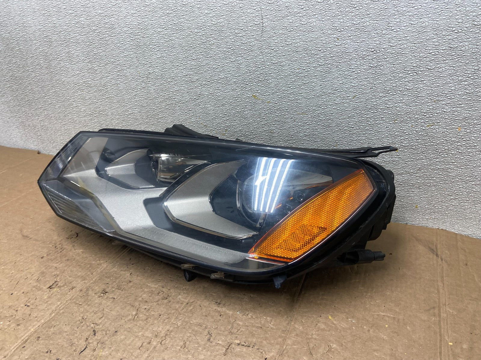 2011 - 2014 Volkswagen Touareg Left Driver LH Xenon Headlight Oem aa3852 DG1
