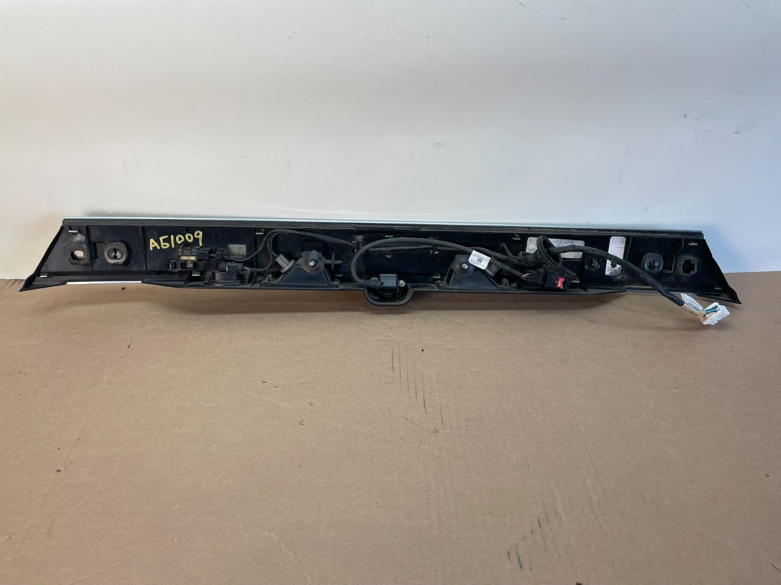 2011-2013 Jeep Grand Cherokee Liftgate Garnish Molding Trim W/ Camera AG1009 DG3