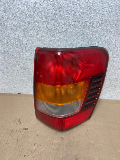 1999-2004 Jeep Grand Cherokee WJ Right Passenger Rh Tail Light AG6714 LK0