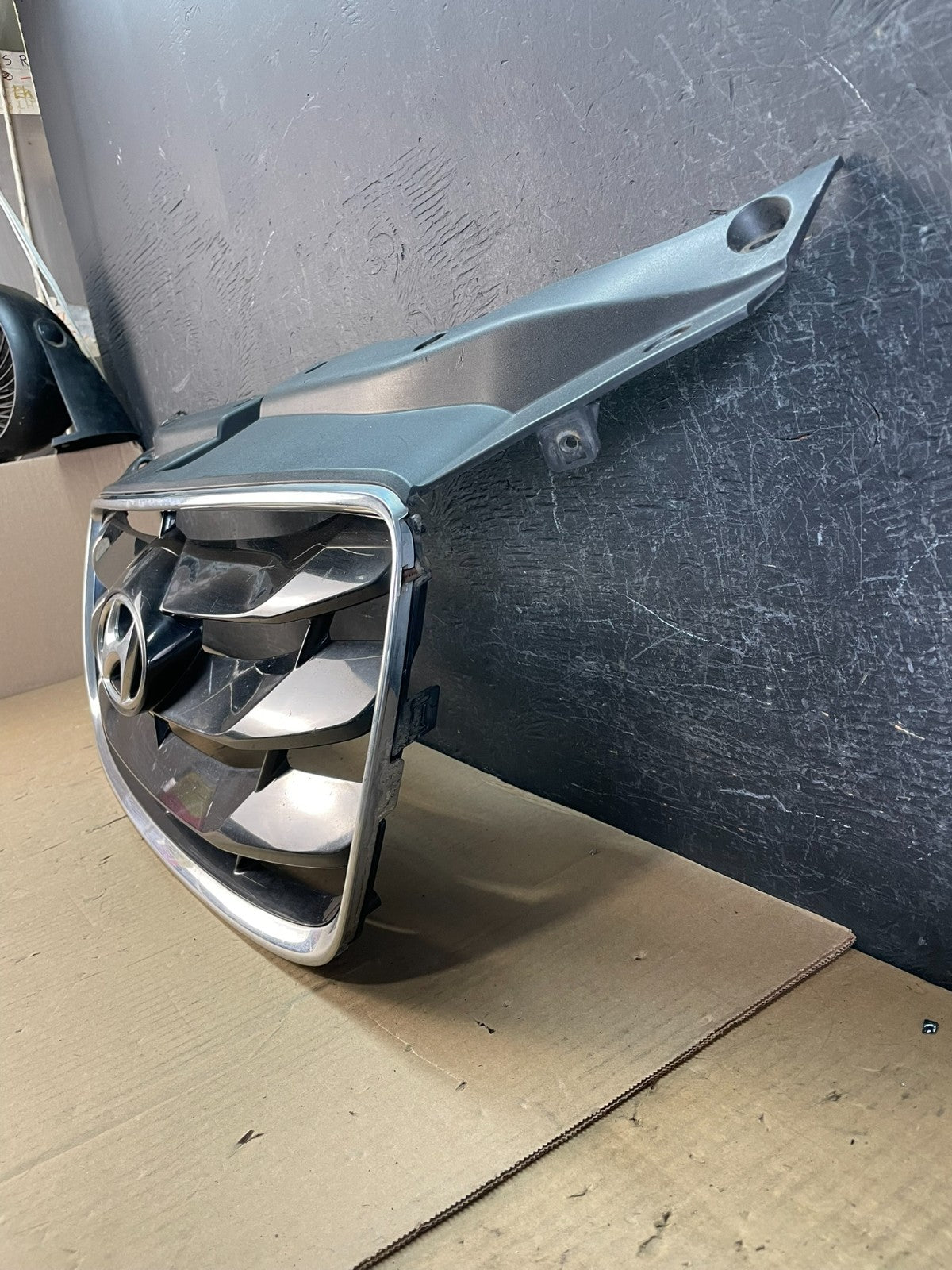 2010 to 2012 Hyundai Santa Fe Front Upper Grill Grille AD5863 DW1