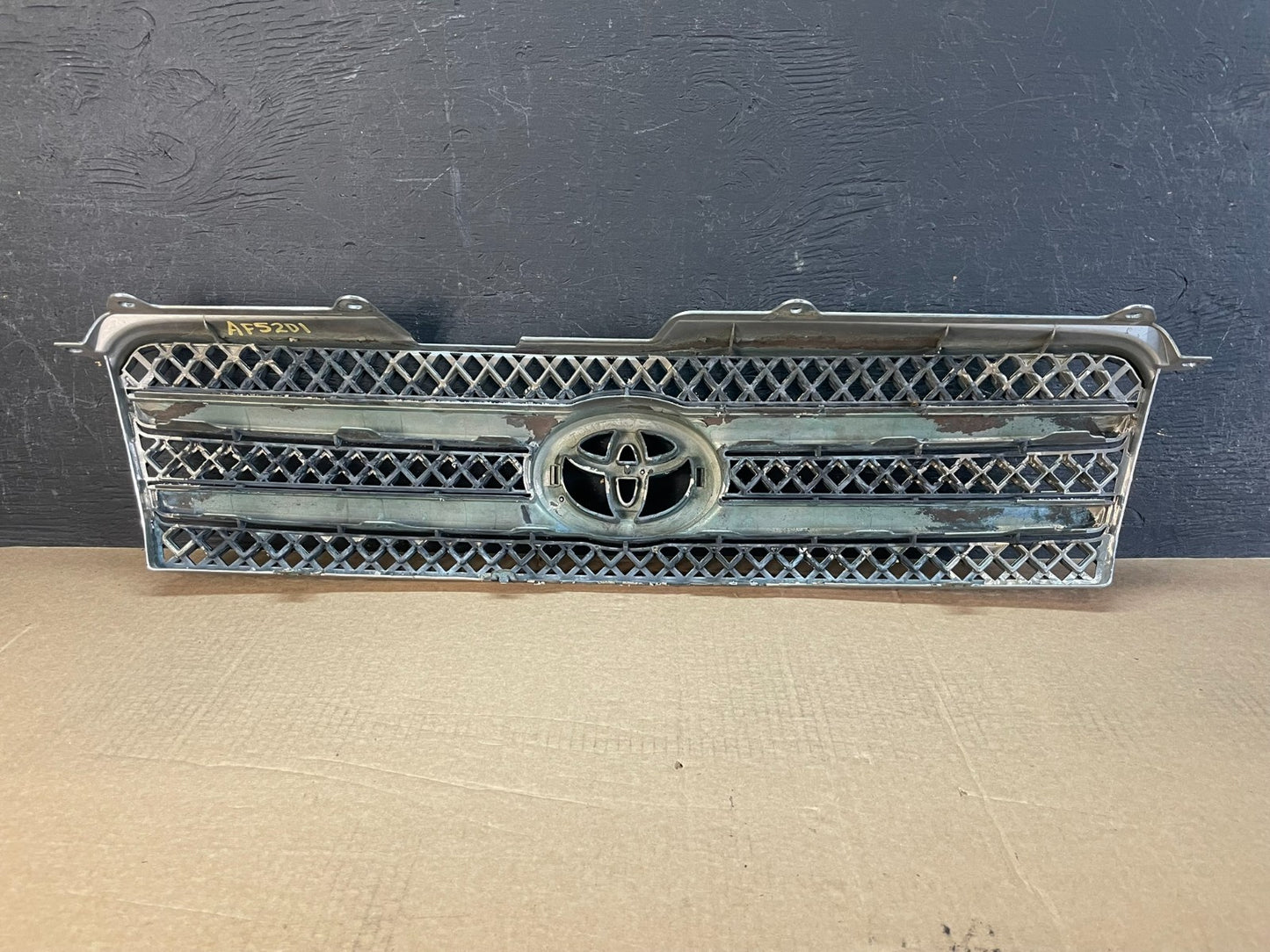 2006 to 2007 Toyota Highlander Front Upper Grille Grill With Emblem OE AF5201 DG3