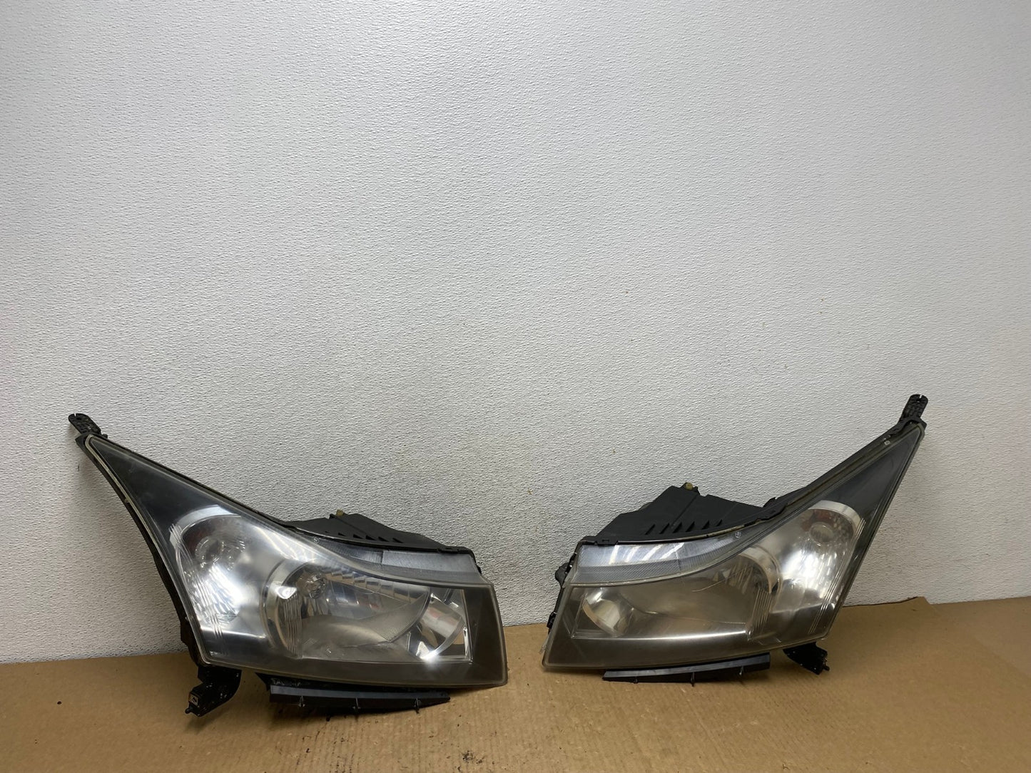 2011 to 2015 Chevrolet Cruze Halogen Left+Right Set Headlights AG2154 LK0