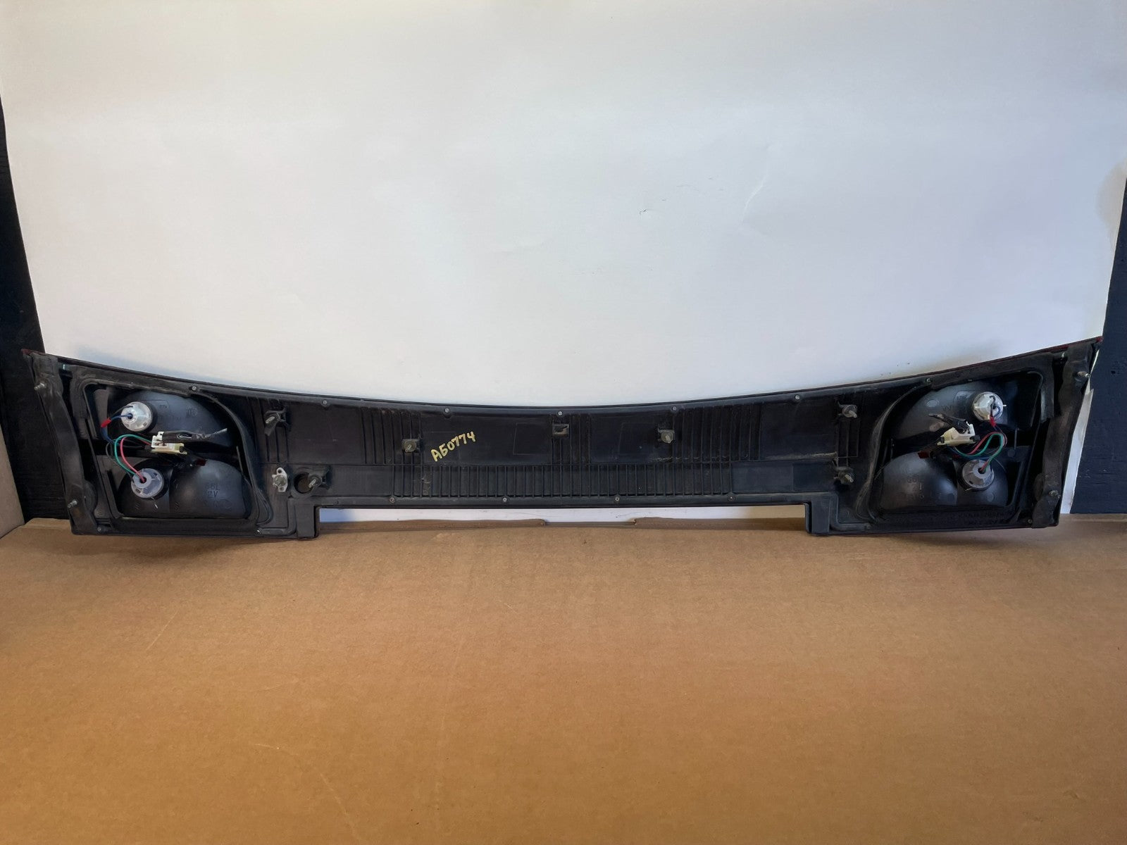 2002 - 2004 Subaru Outback Trunk Hatch Lid Tail Light Panel Center ag0774 DG6
