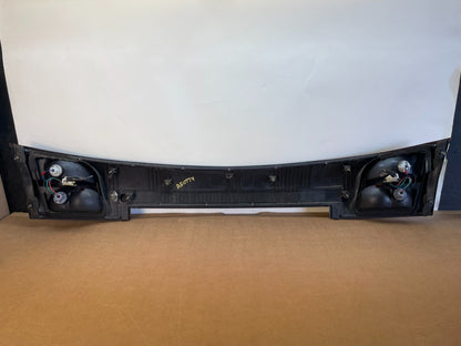2002 - 2004 Subaru Outback Trunk Hatch Lid Tail Light Panel Center ag0774 DG6
