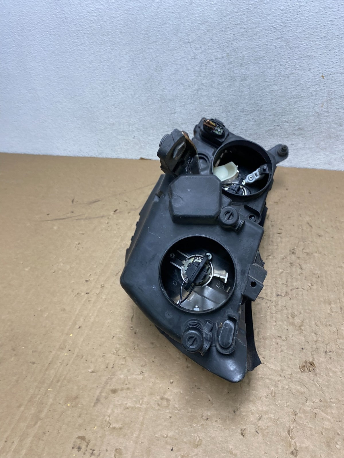 2009 to 2011 Volkswagen Tiguan Right Passenger Halogen Headlight AG1443 DW8