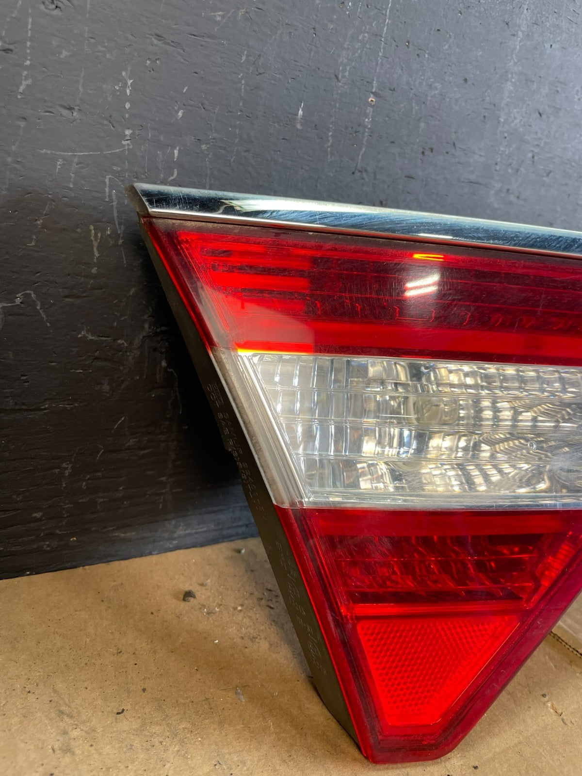 2012 to 2017 Hyundai Azera Trunk Center Tail Light License W/Emblem ab7983 DG2