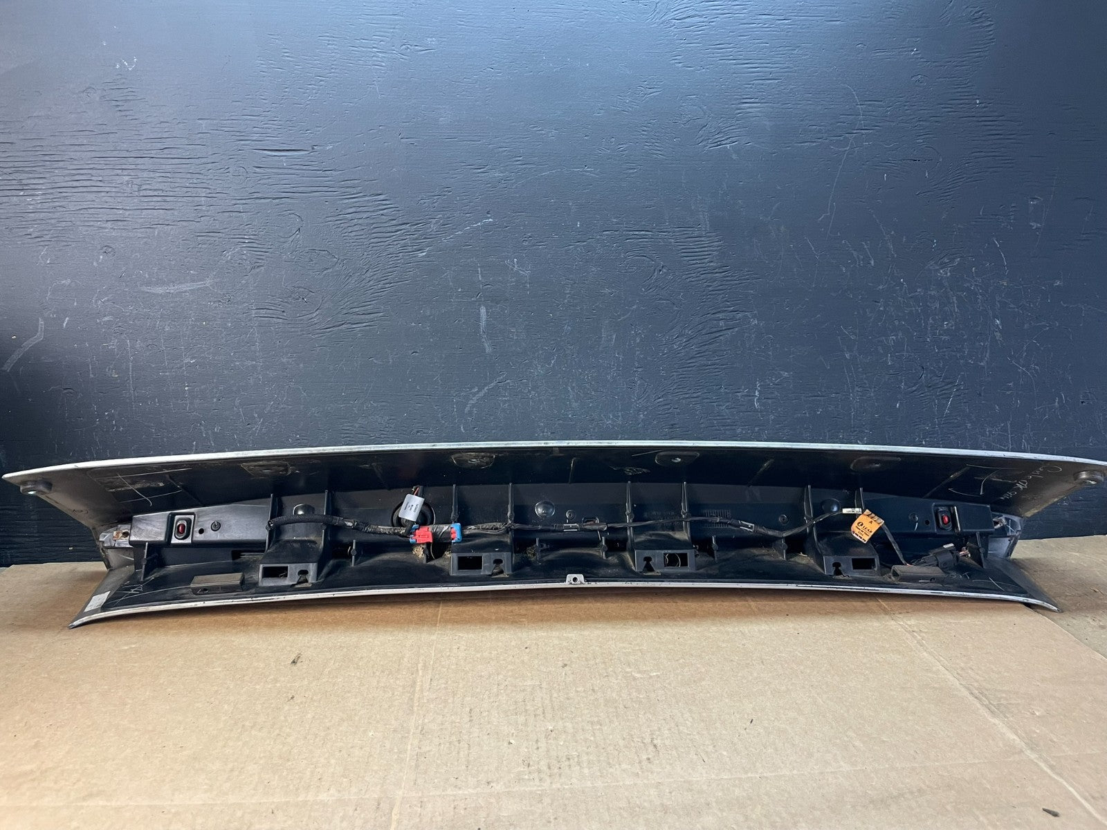 2002 - 2006 Cadillac Escalade Rear Upper Spoiler 3rd Third Brake Light AC5049 DG7