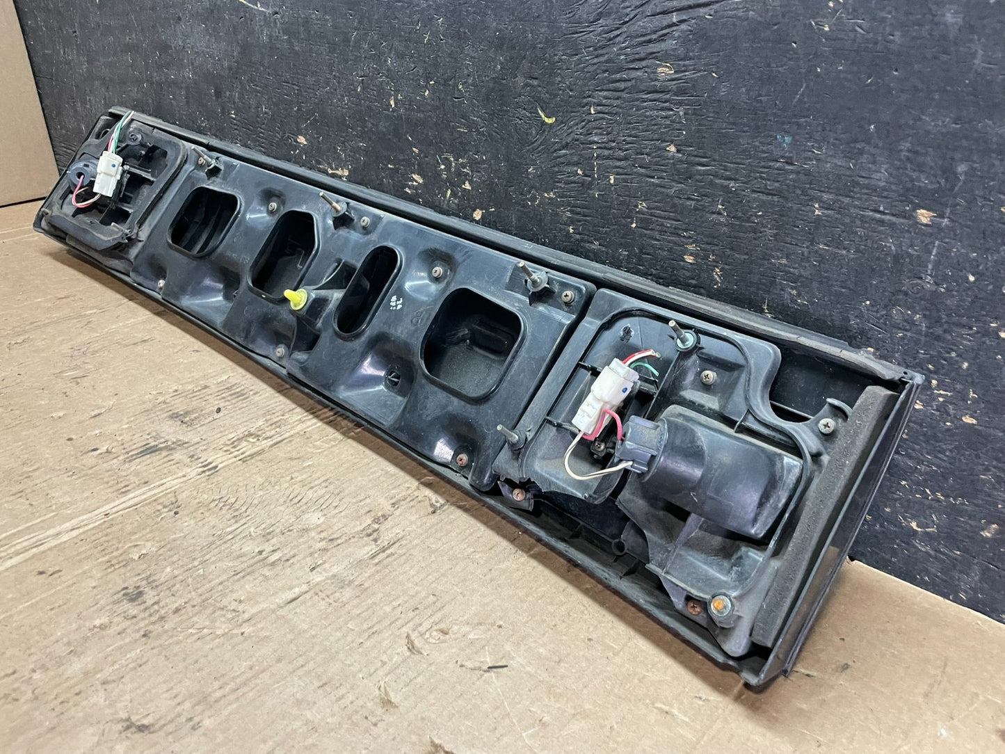 1992 1993 1994 Toyota Camry Center Trunk Panel Rear Tail Light OEM Z5895 DG8