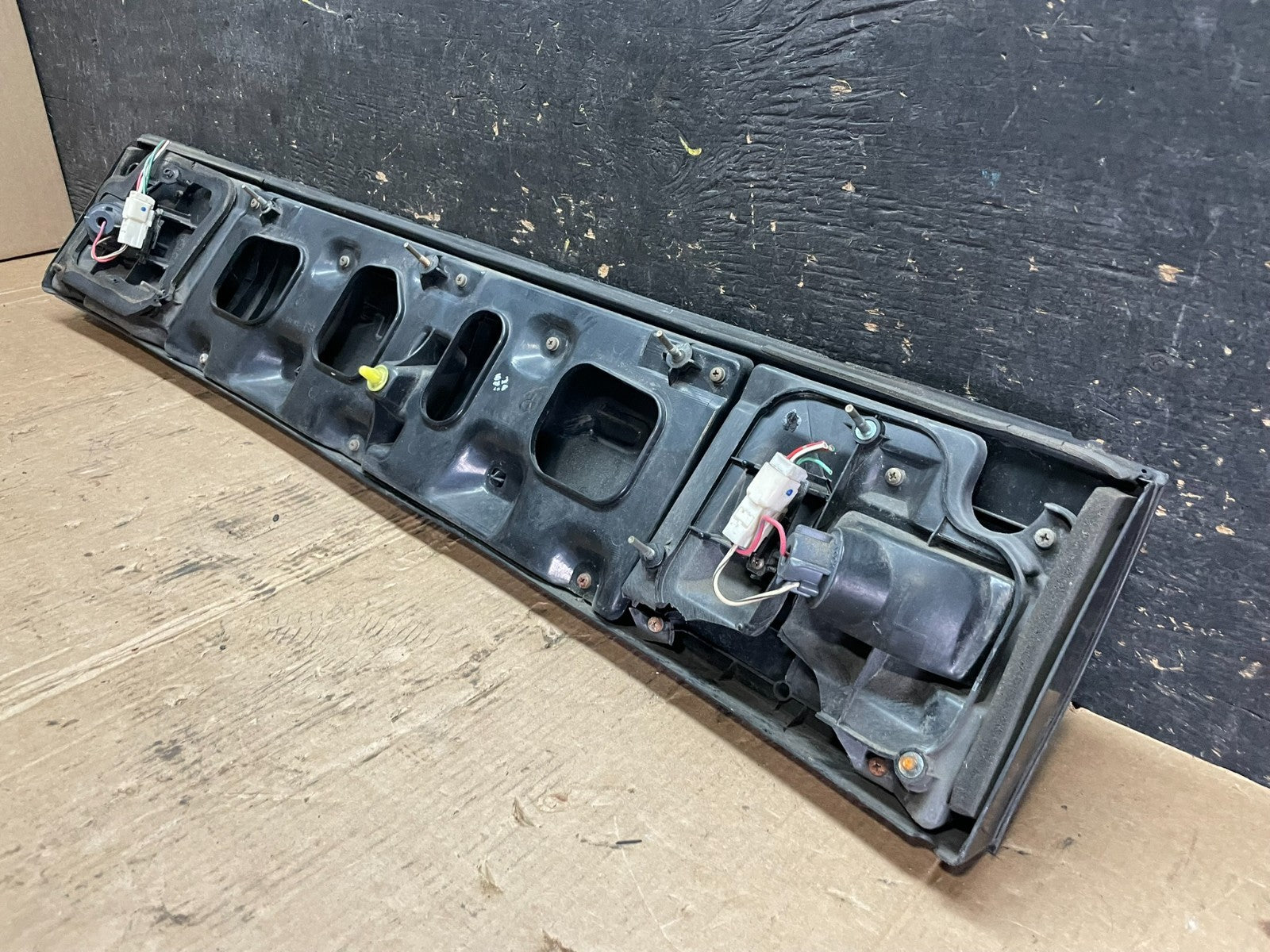 1992 1993 1994 Toyota Camry Center Trunk Panel Rear Tail Light OEM Z5895 DG8