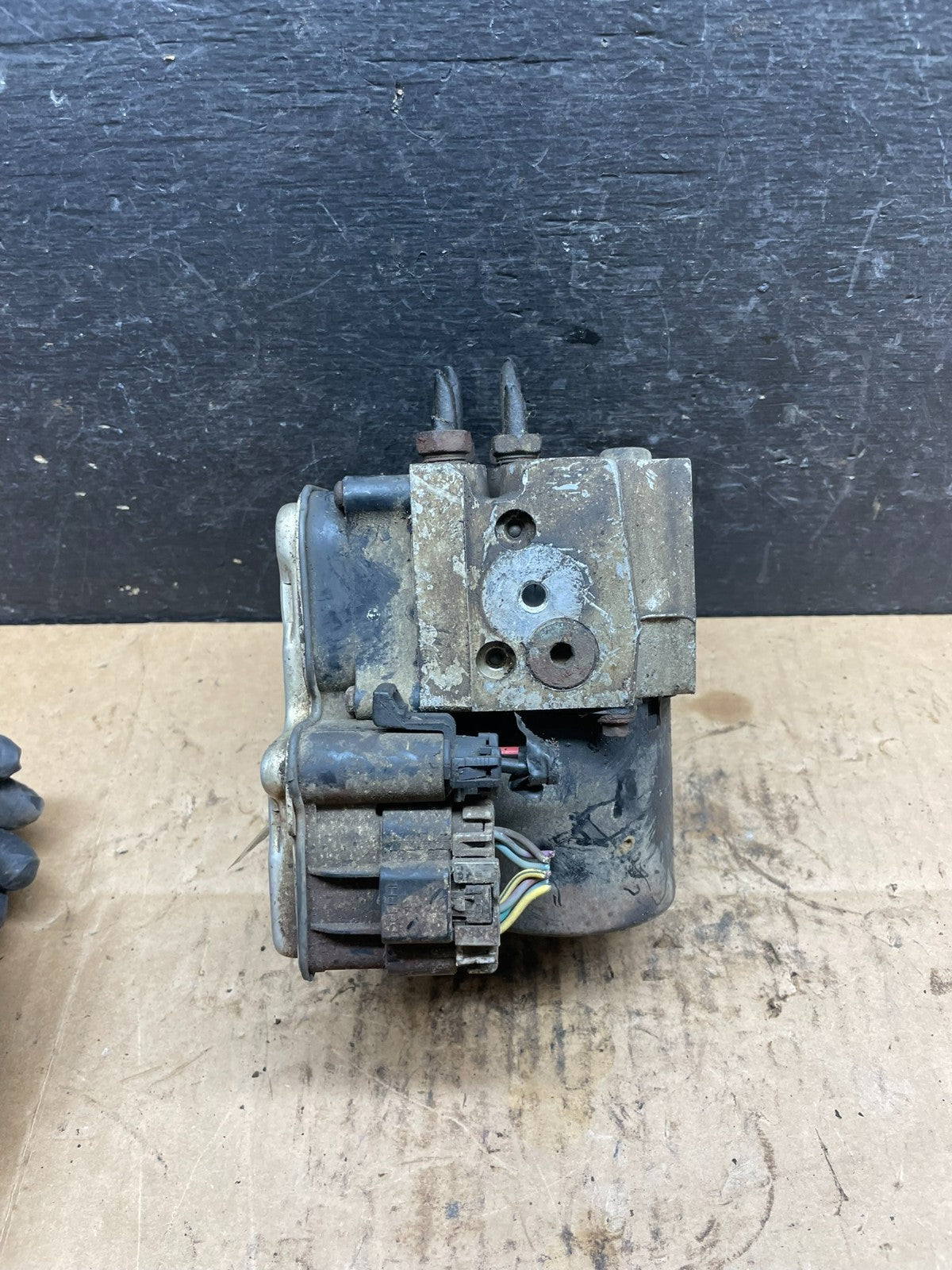 2004-2006 Chevrolet Express ABS Pump Control OEM 13567115 Module R4365 DG1