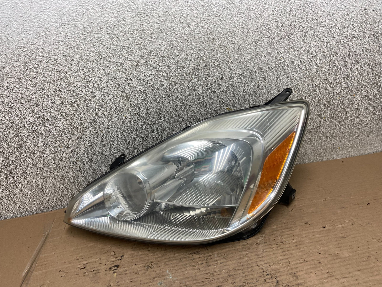 2004-2005 Toyota Sienna Left Driver LH Side Halogen Headlight AA9537 DW0