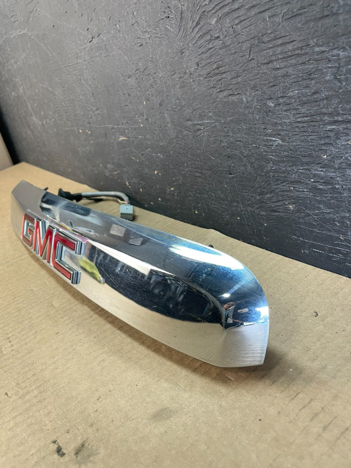 2007-2012 GMC Acadia Chrome Tailgate Rear Finish Molding Back W/Camera AF3784 DG1