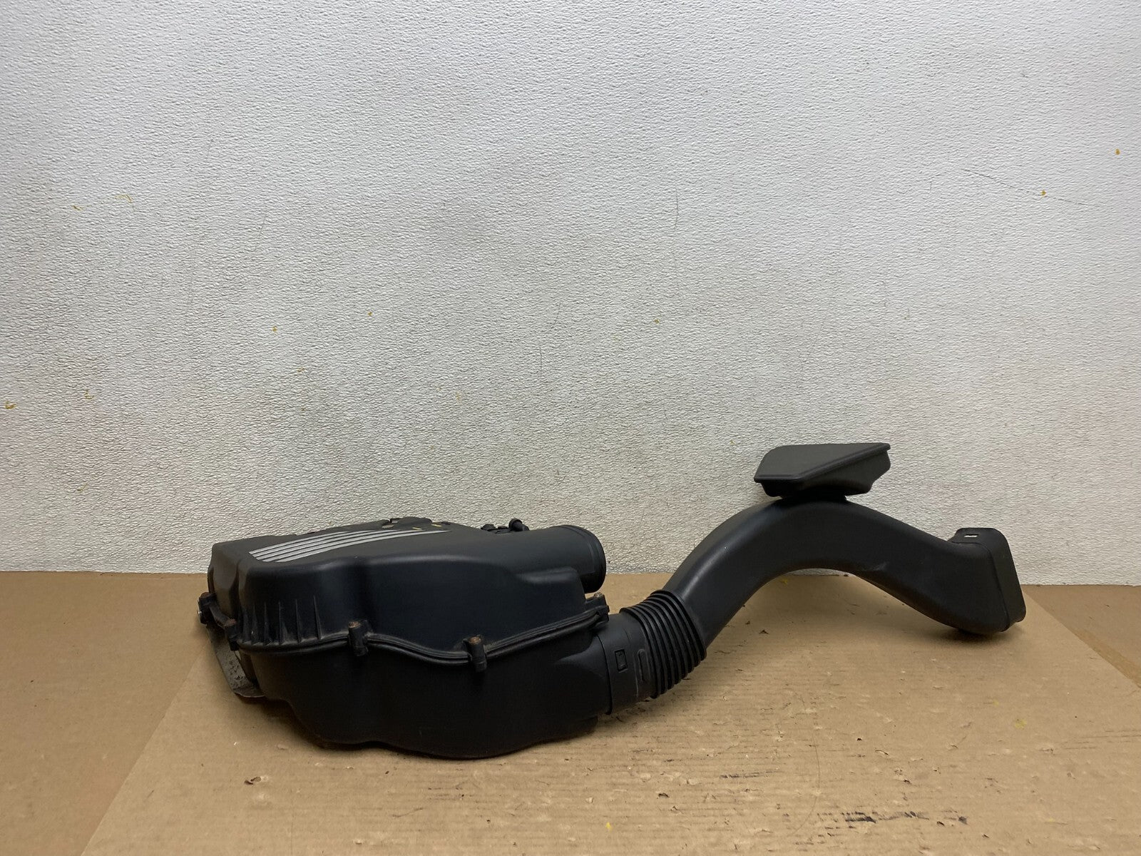 2010-2015 BMW 550i 750i Right Passenger Engine Air Cleaner Filter Bow G71700