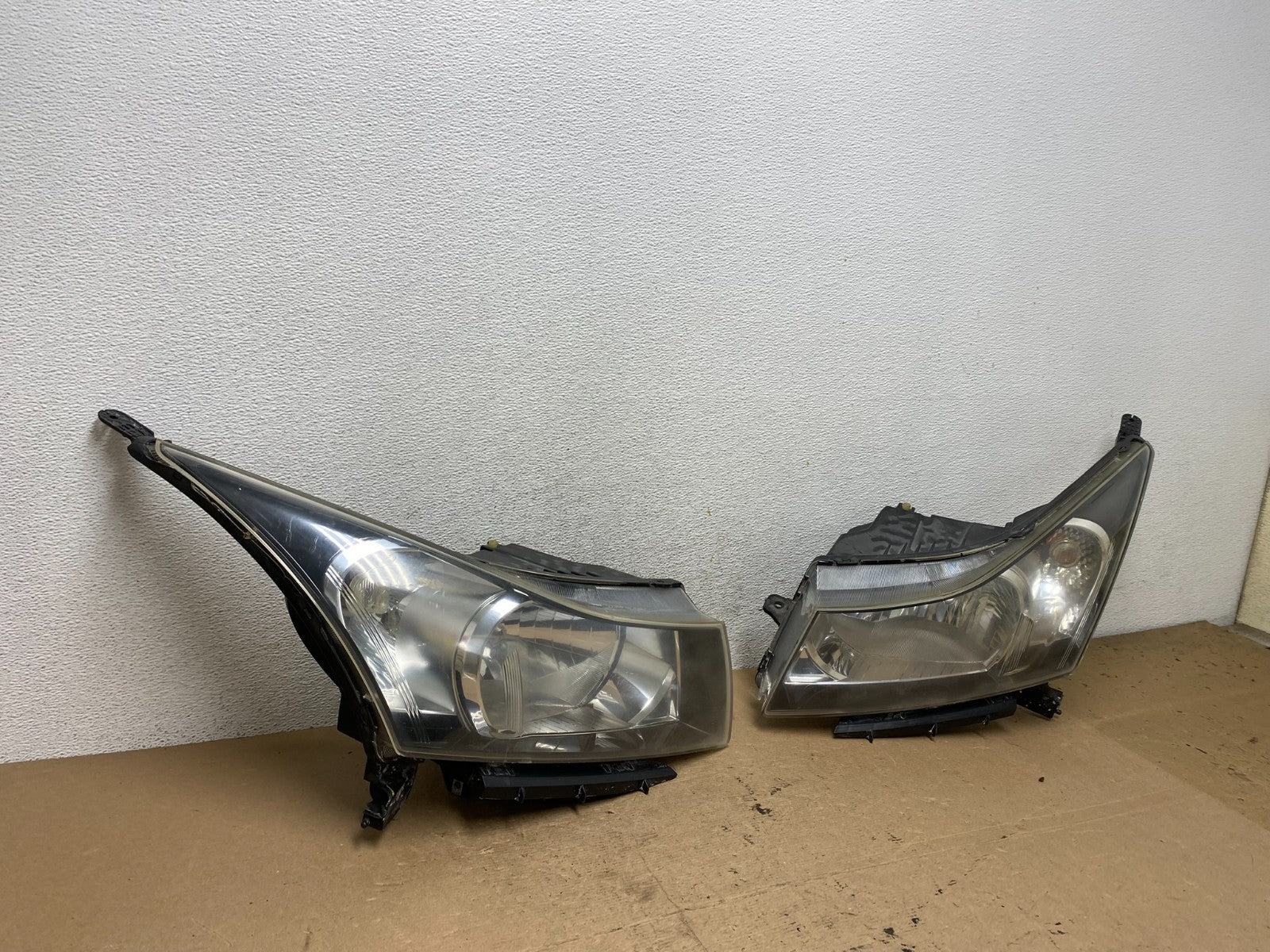 2011 to 2015 Chevrolet Cruze Halogen Left+Right Set Headlights AF4978 DW2