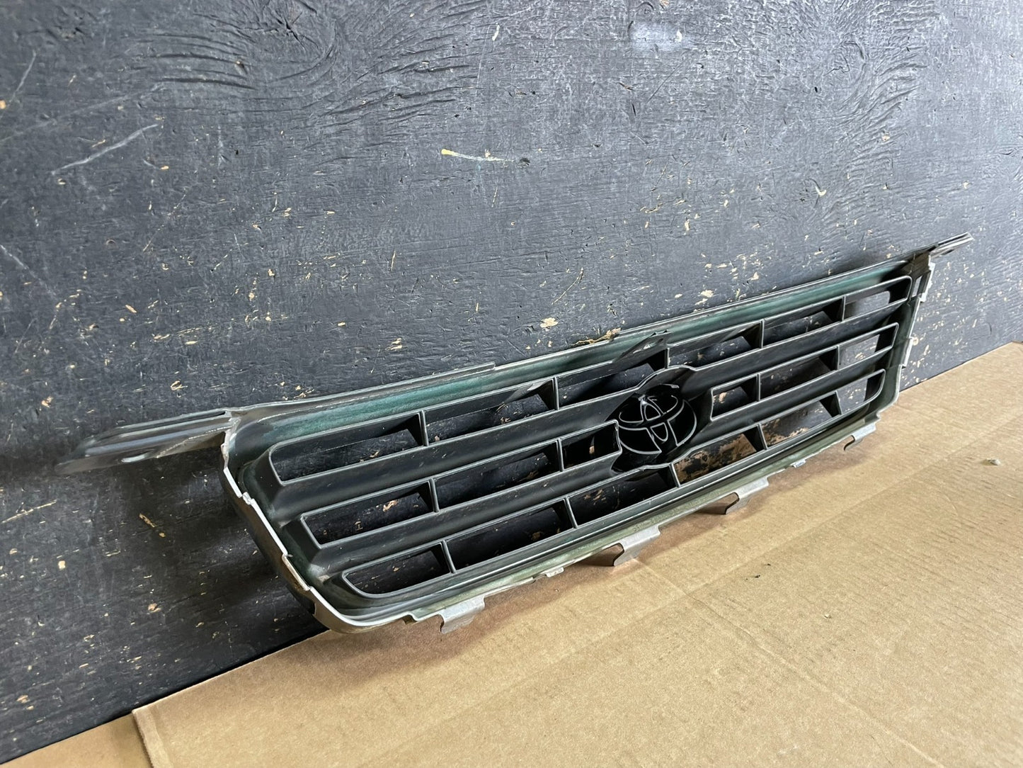 2000 to 2001 Toyota Camry Grille Chrome Shell w/ Black Insert AA8957 DG7