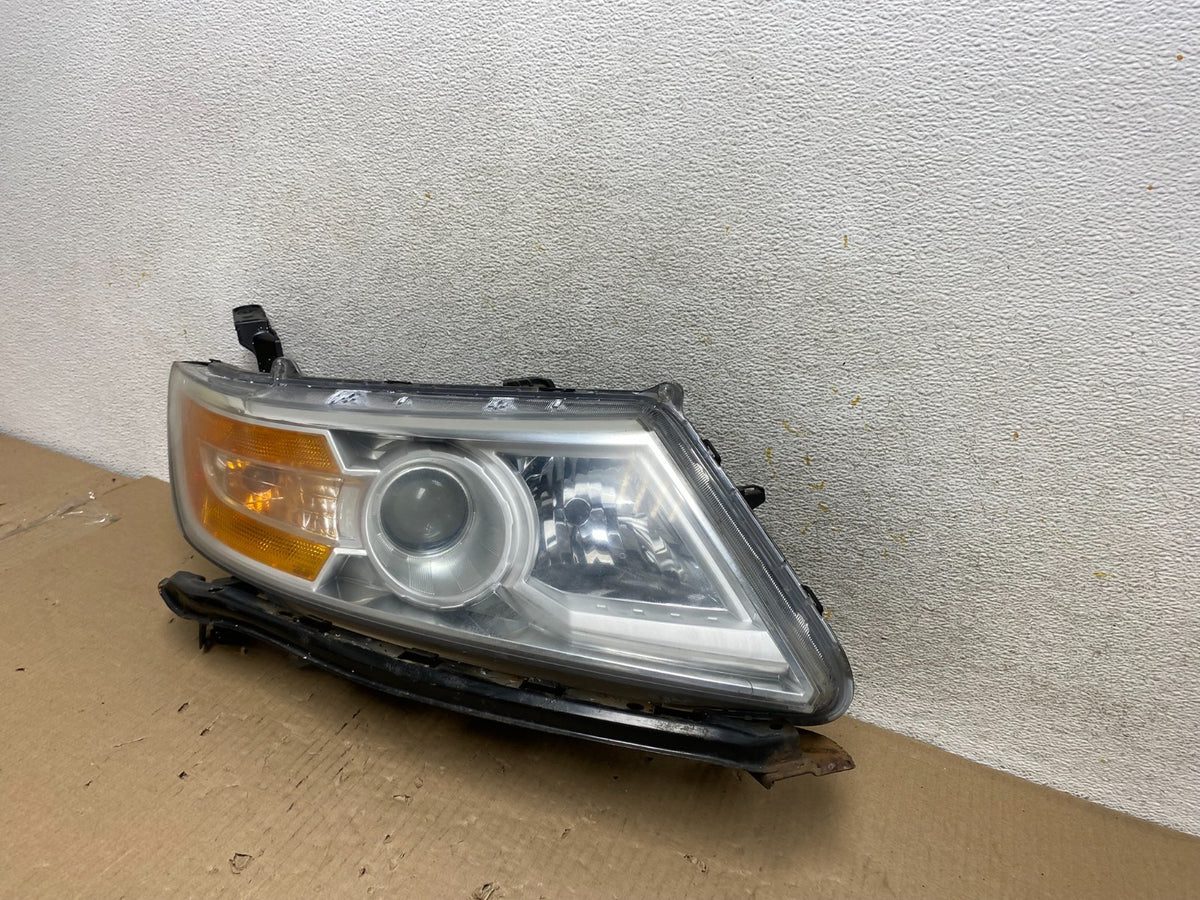 2011 to 2013 Honda Odyssey Front Right Passenger Headlight Halogen AH5827 DW2