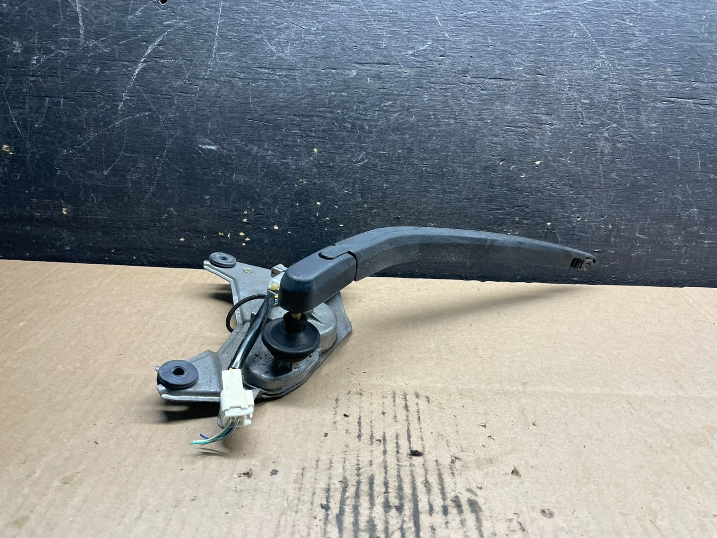 2004 to 2009 Toyota Prius Rear Wiper Windshield Motor u9257 DG4