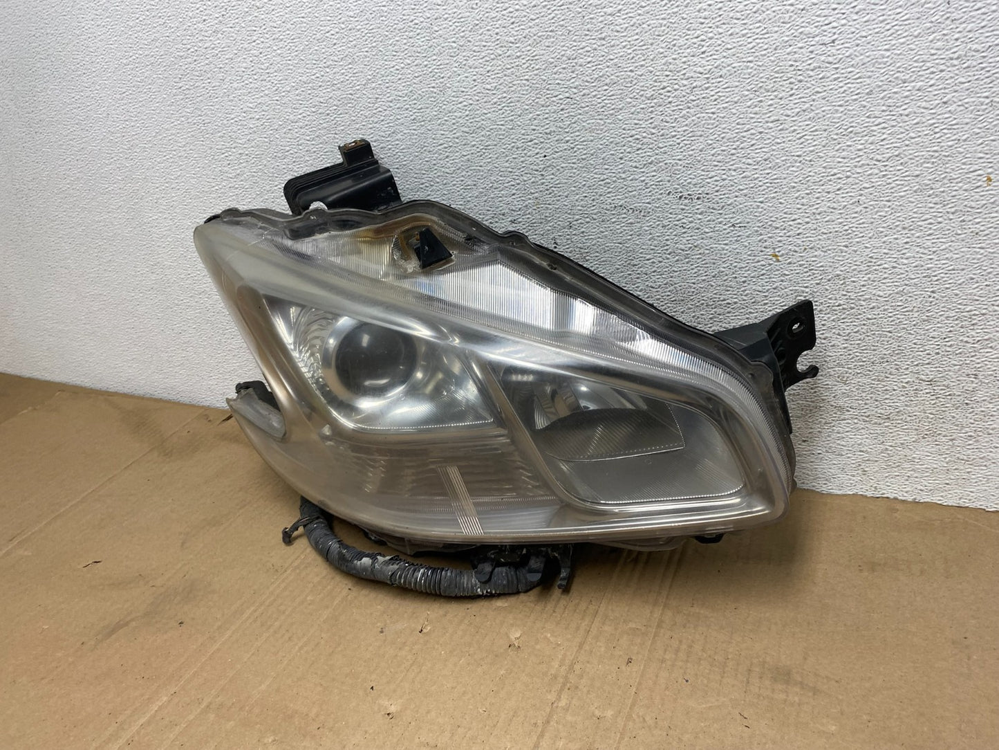 2009 - 2014 Nissan Maxima Headlight Right Passenger Xenon HID TYC AE9090 DW1