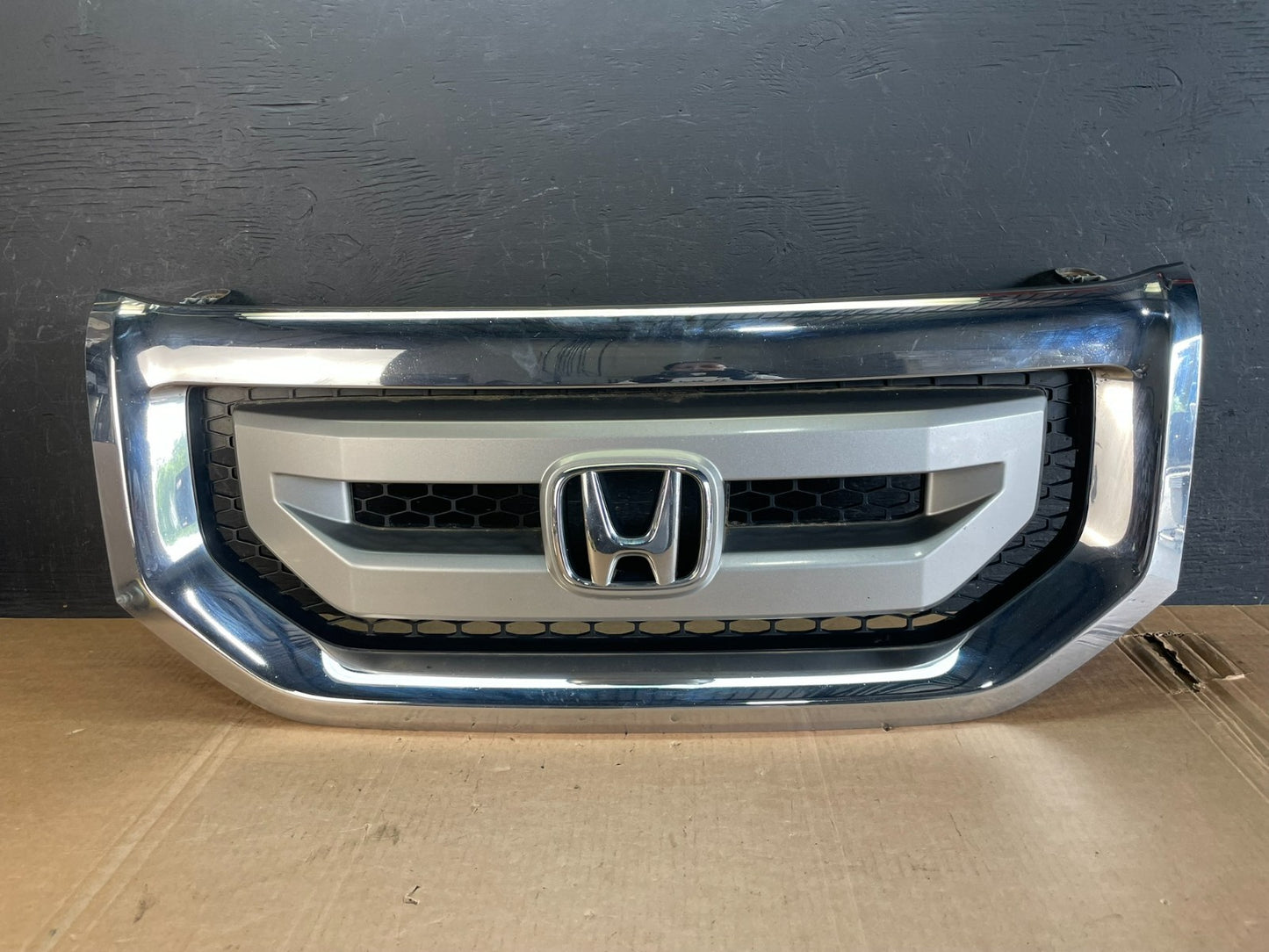 2009 to 2011 Honda Pilot Front Upper Grill Grille AE8423 DW0