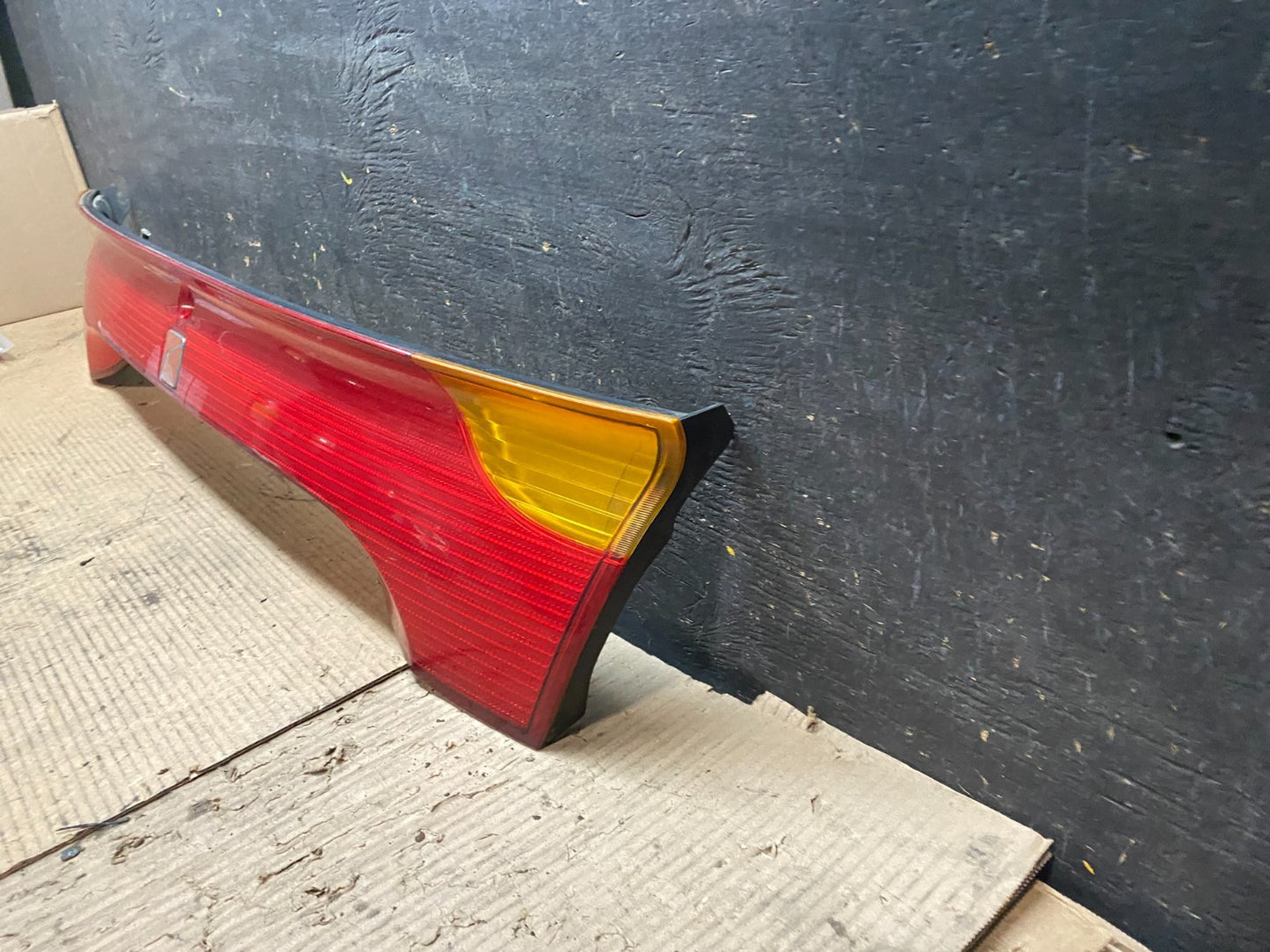 2001 to 2002 Saturn SC1 Trunk Rear Center Tail Light Panel OEM V9238 DG1