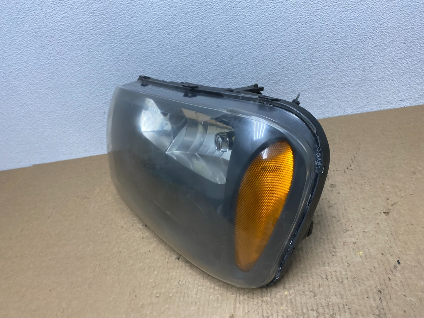 2006 2009 Chevrolet Trailblazer Left LH Headlight Flush Half Grille Bar AC16081