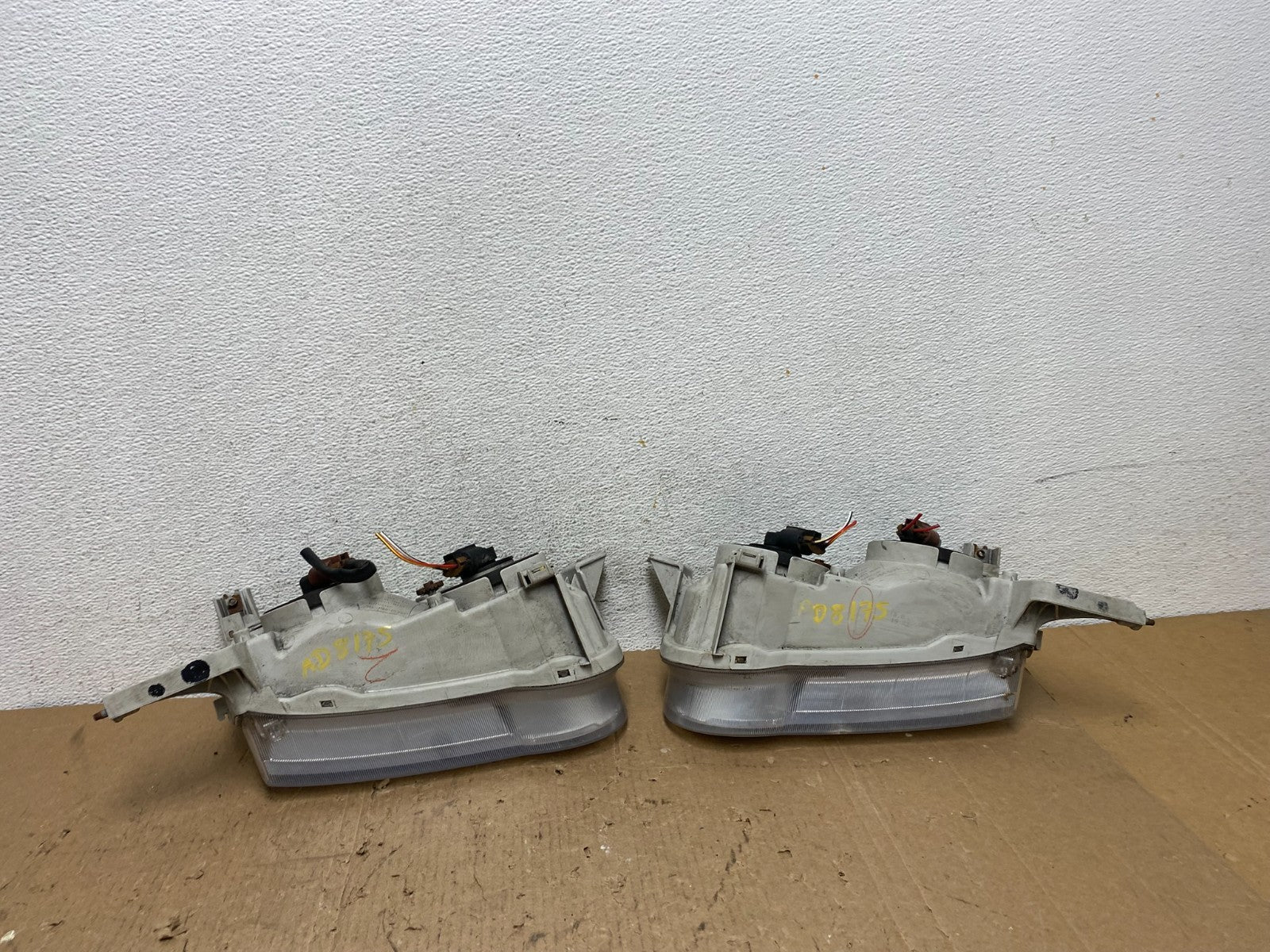 2001-2002 Toyota Corolla Left+Right Side Halogen Headlights AD8175 DW8