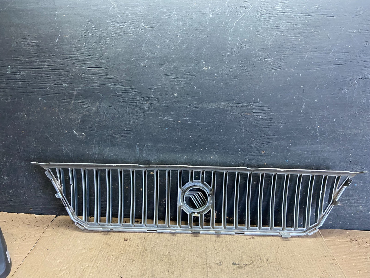 2004 to 2007 Ford Freestar Front Grill Grille 3F23-17K945 OEM Q5943 DG8