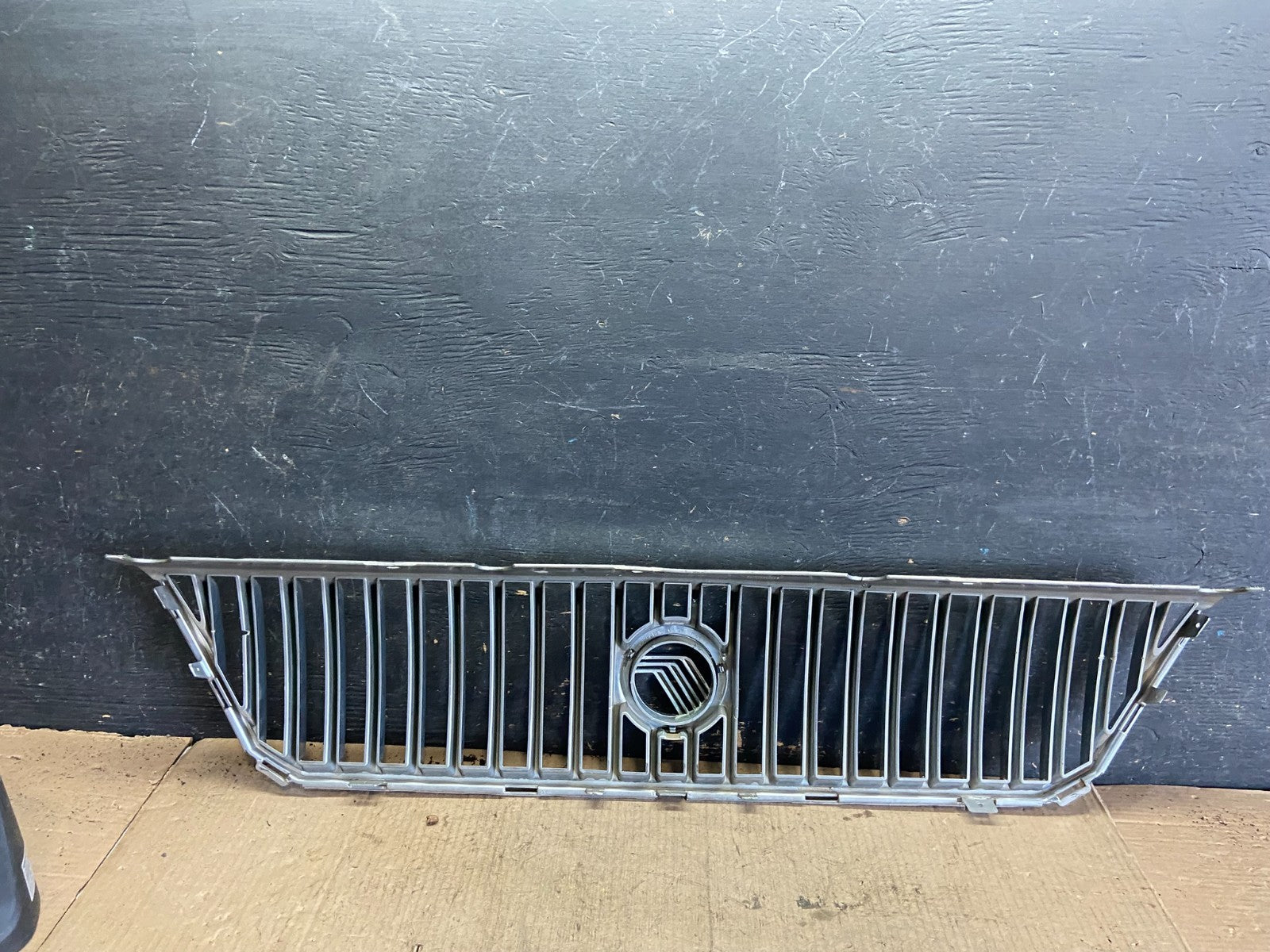 2004 to 2007 Ford Freestar Front Grill Grille 3F23-17K945 OEM Q5943 DG8