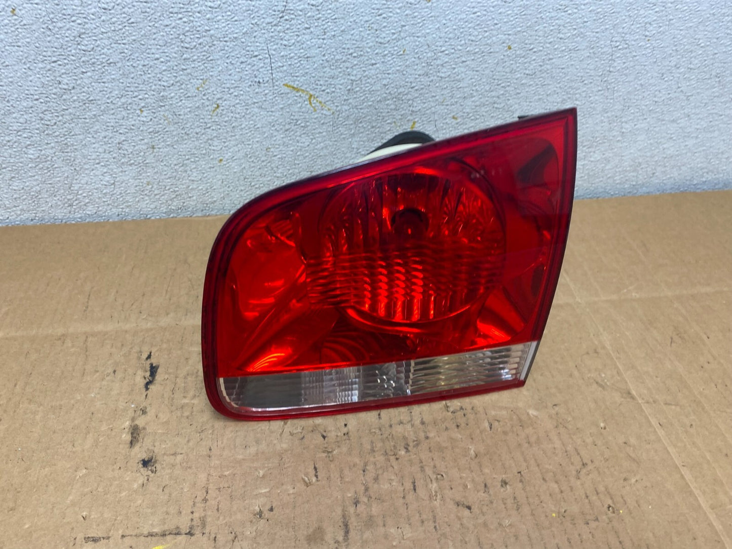 2004-2007 Volkswagen Touareg Right Passenger Rh Side Inner Tail Light N43940