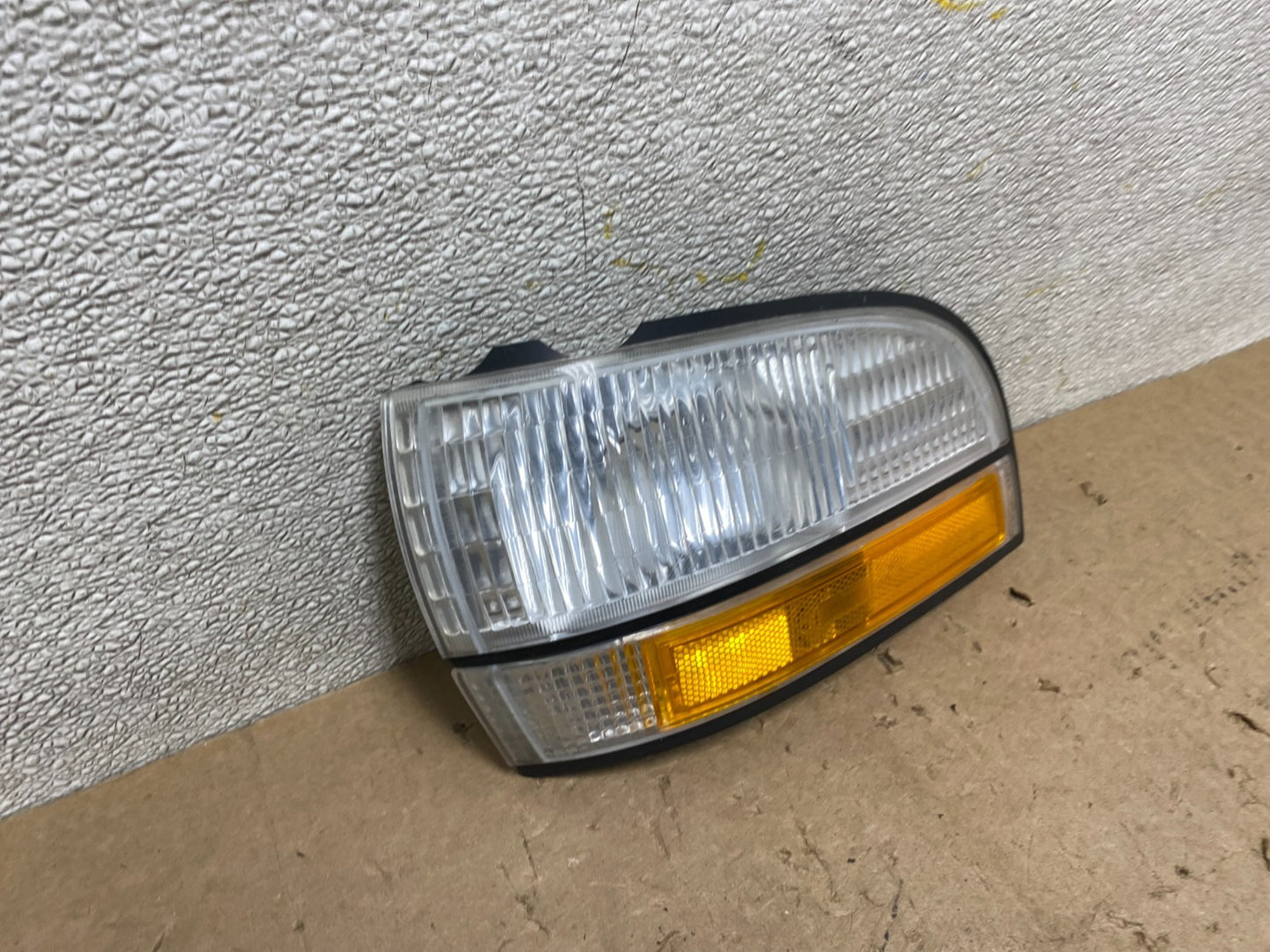 1992 to 1996 Buick Lesabre Front Left Driver LH Turn Signal X2193 DG2