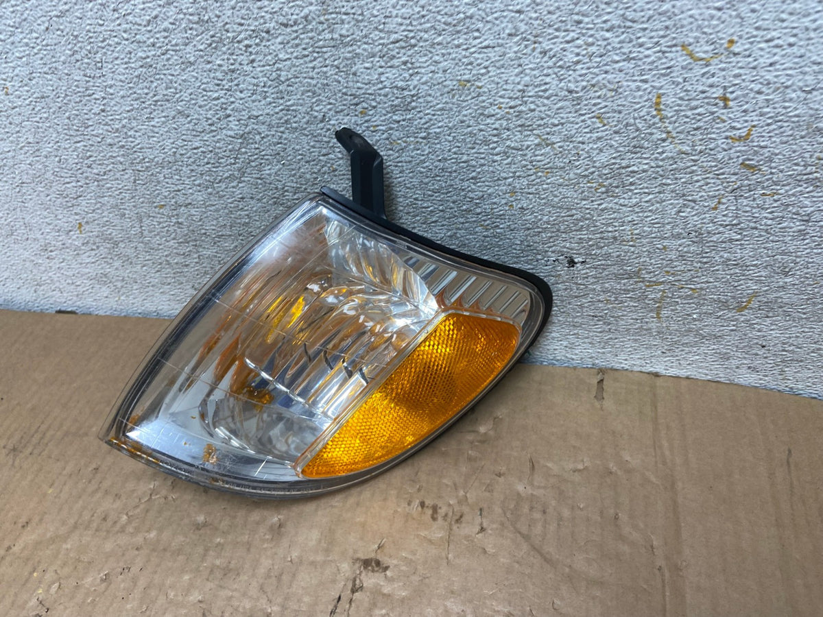 2005 to 2006 Toyota Tundra Left Driver LH Side Turn Signal Light AI7956 LK1