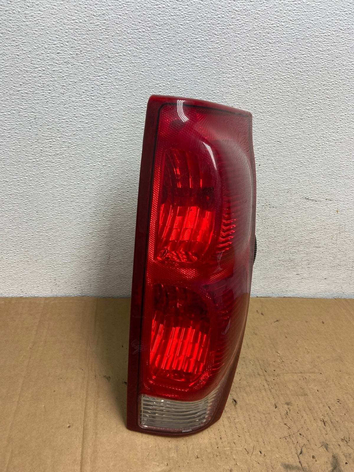 2002 - 2006 Chevrolet Avalanche Right Passenger Rh Side Tail Light AD3169 LK2