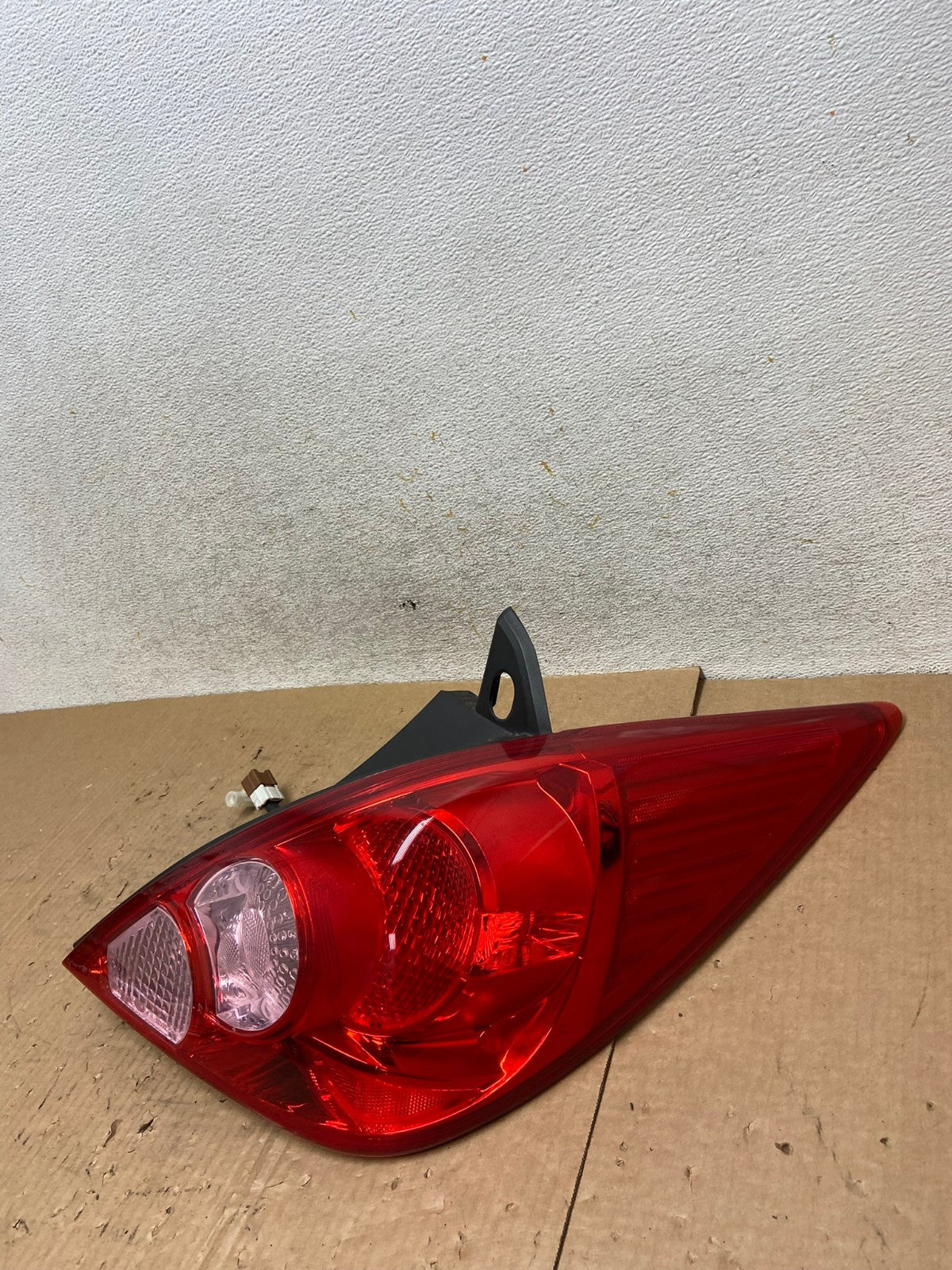 2007 - 2012 Nissan Versa Hatchback Right Passenger Side Tail Light AI5491 LK1