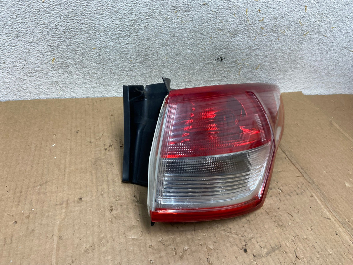 2013 to 2016 Ford Escape Right Passenger RH Side Tail Light AI5517 LK1