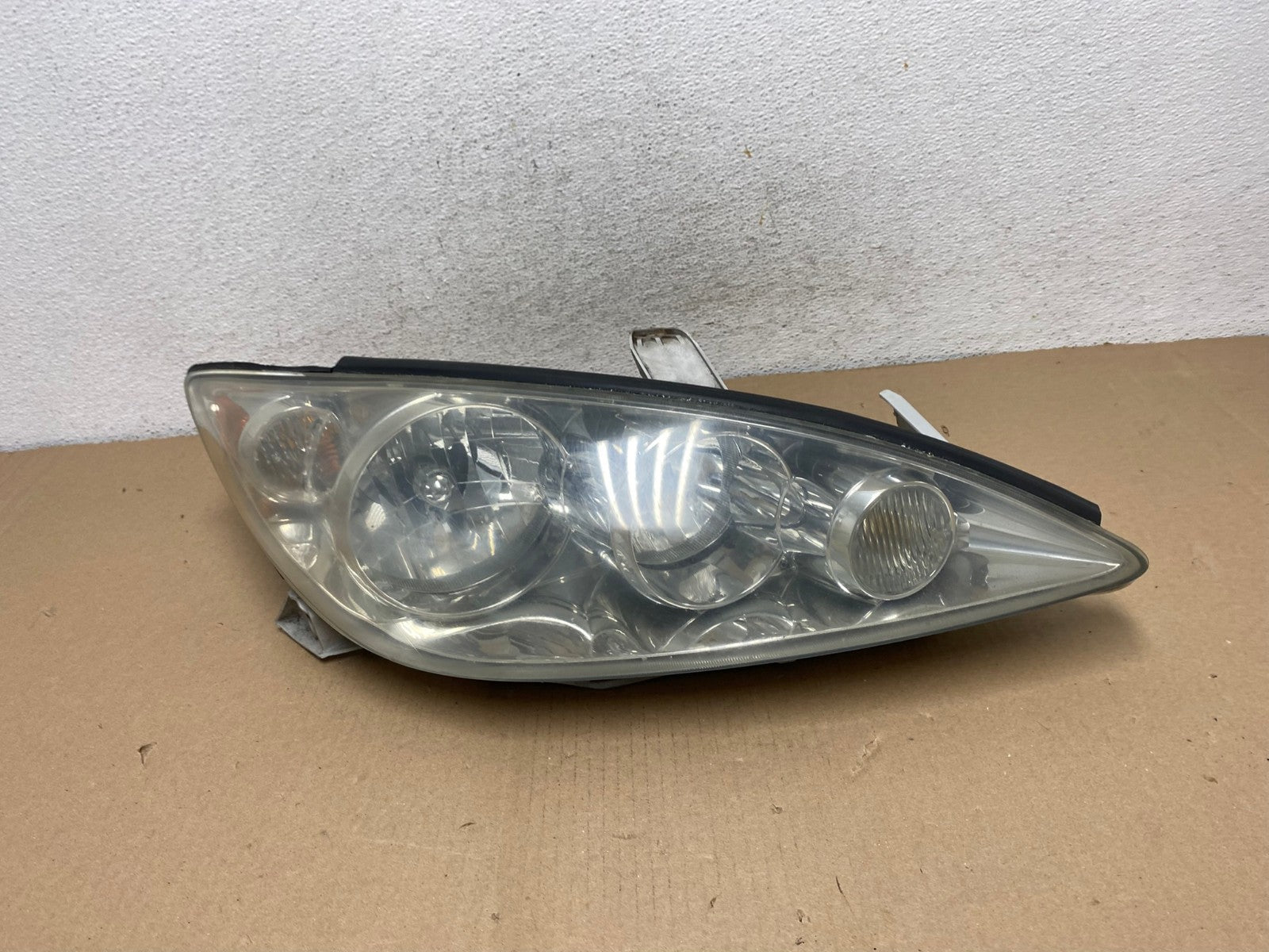 2005 to 2006 Toyota Camry Right Passenger RH Halogen Headlight AF3040 LK0
