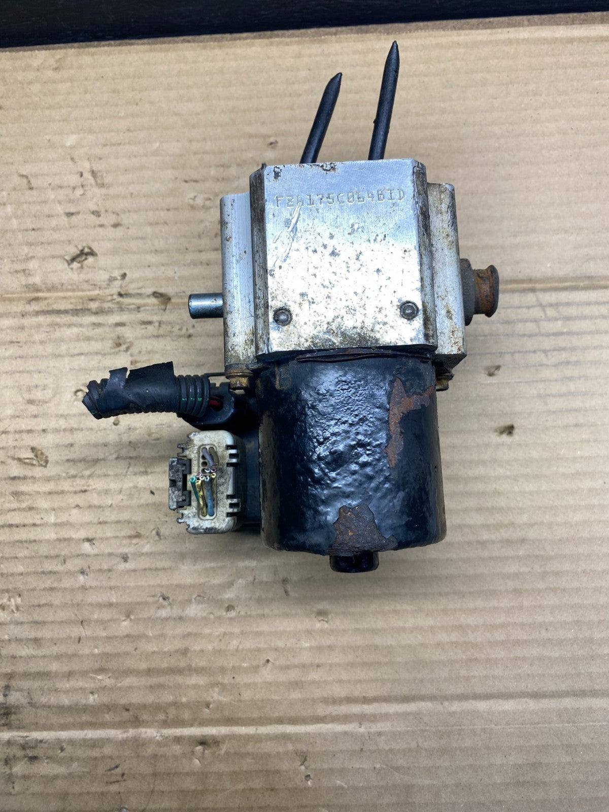 2004-07 GMC Savana Express ABS Brake Pump Control 13567149 AE6249 DW1