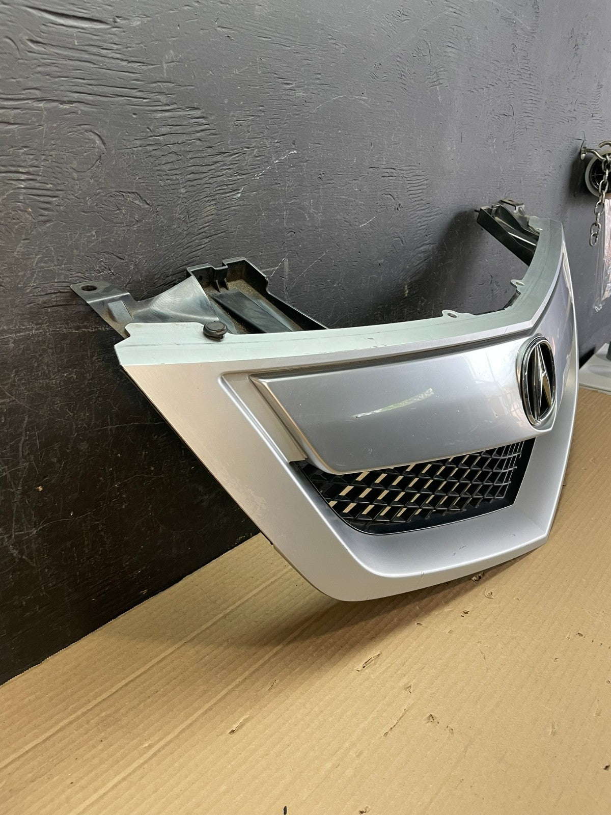 2010 to 2013 Acura MDX Front Upper Grill Grille Emblem AE8725 DG2