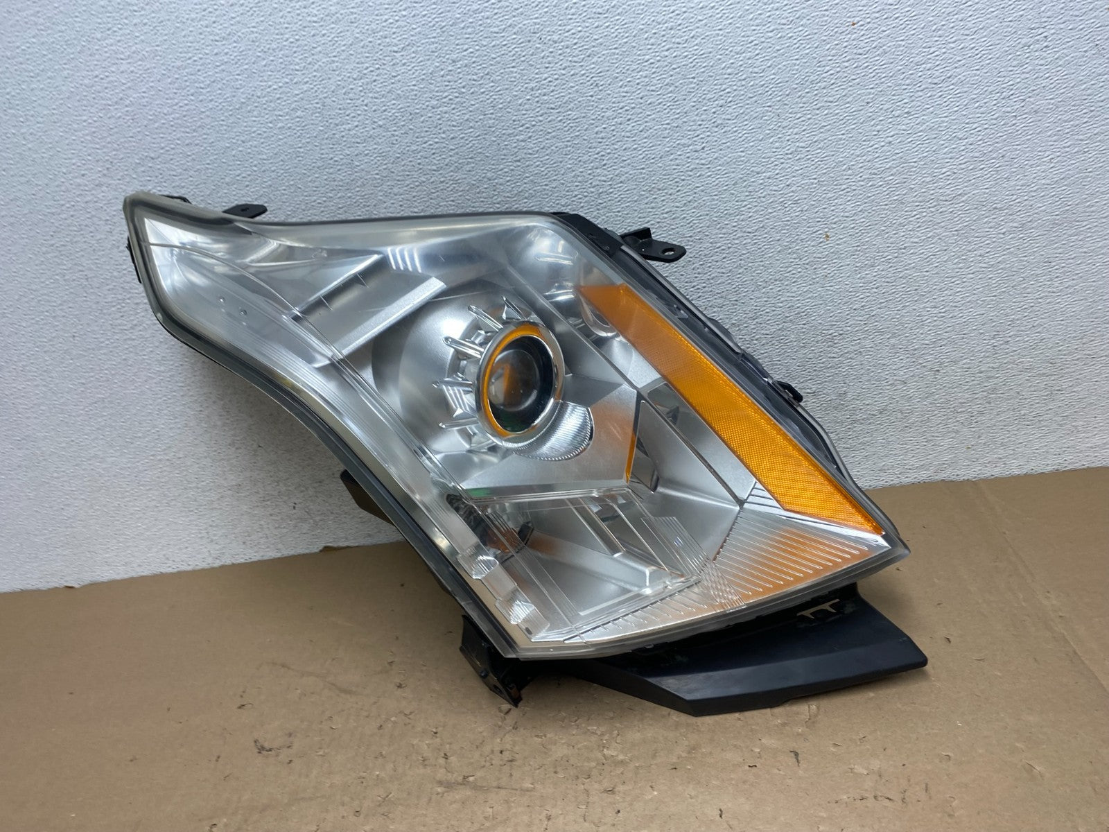 Halogen 2010 to 2016 Cadillac SRX Right Passegner Side Headlight AG4363 DW0