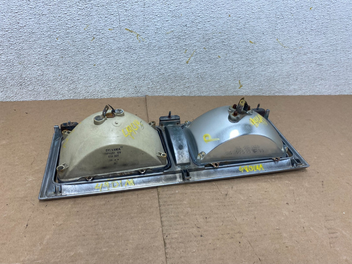 1980 to 1989 Lincoln Town Car Left Or Right HeadLight E0VB-130520-AH P2269 DG3